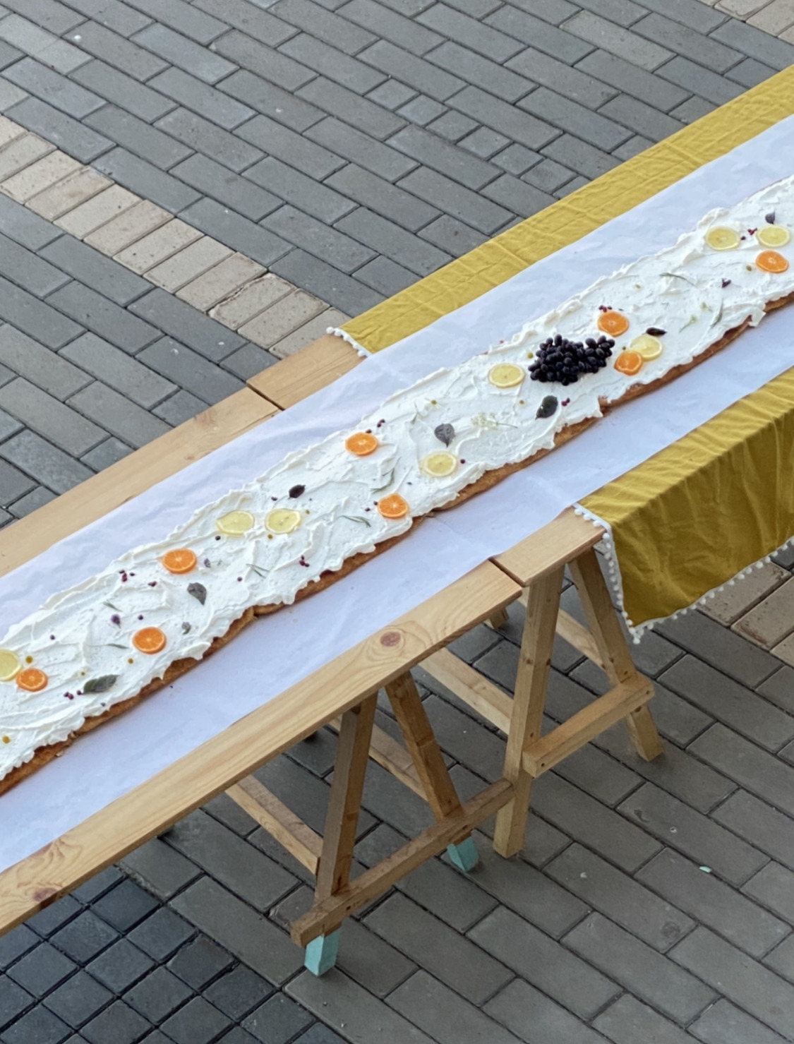 Юля Левин. Добрососедский торт.&nbsp;2022. Перформанс. Предоставлено художницей