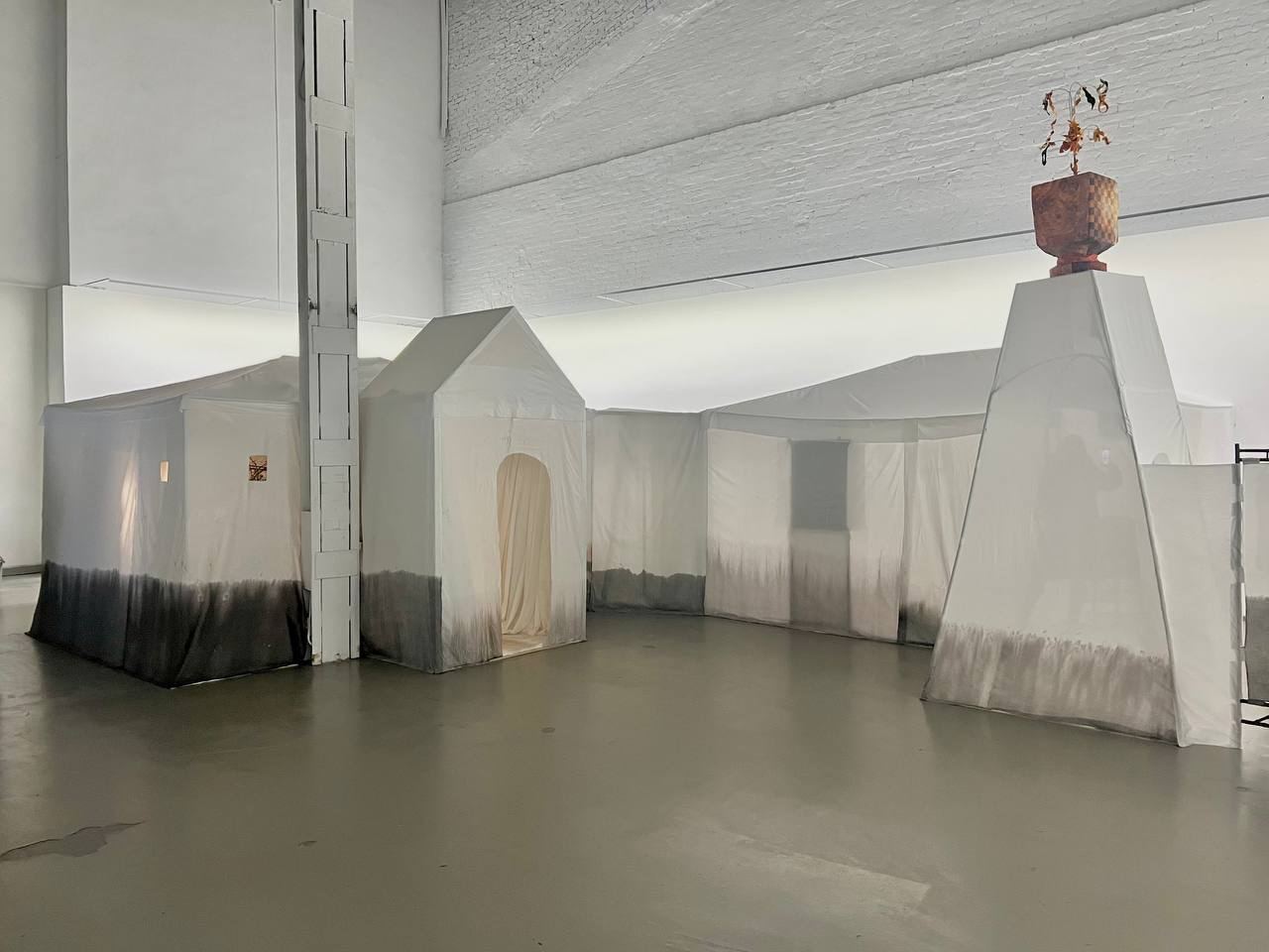 Вид экспозиции выставки Ирины Кориной «Таяние» в галерее XL Projects, Москва. 2023. Предоставлено художником