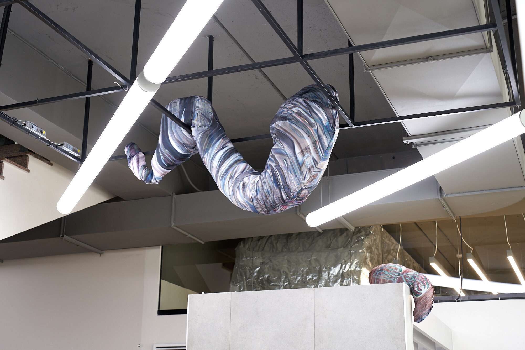 Вид инсталляции Саши Пучковой &laquo;Царапина&raquo; на&nbsp;выставке &laquo;Не&nbsp;доверяйте тишине, она обманчива&raquo;. Центр современного искусства &laquo;Быль&raquo;, Старый Оскол. 2023. Фото: Егор Слизяк. Предоставлено художницей