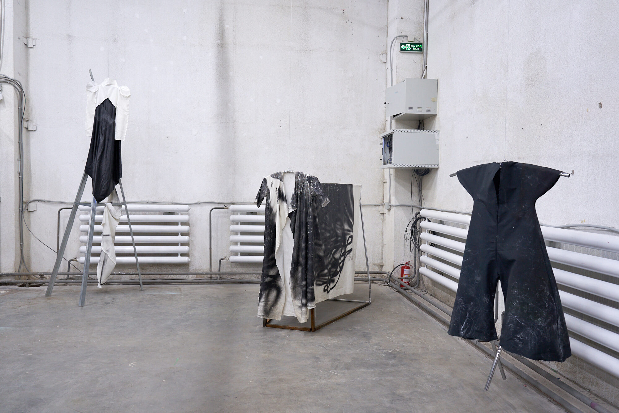 Работа Паники Деревья Wardrobe Analysis. Priceless Services by the Artist на выставке «Путеводная нить. Воплощения» (Творческий индустриальный кластер «Октава», Тула, 2023). Фото: Егор Слизяк. Предоставлено художником