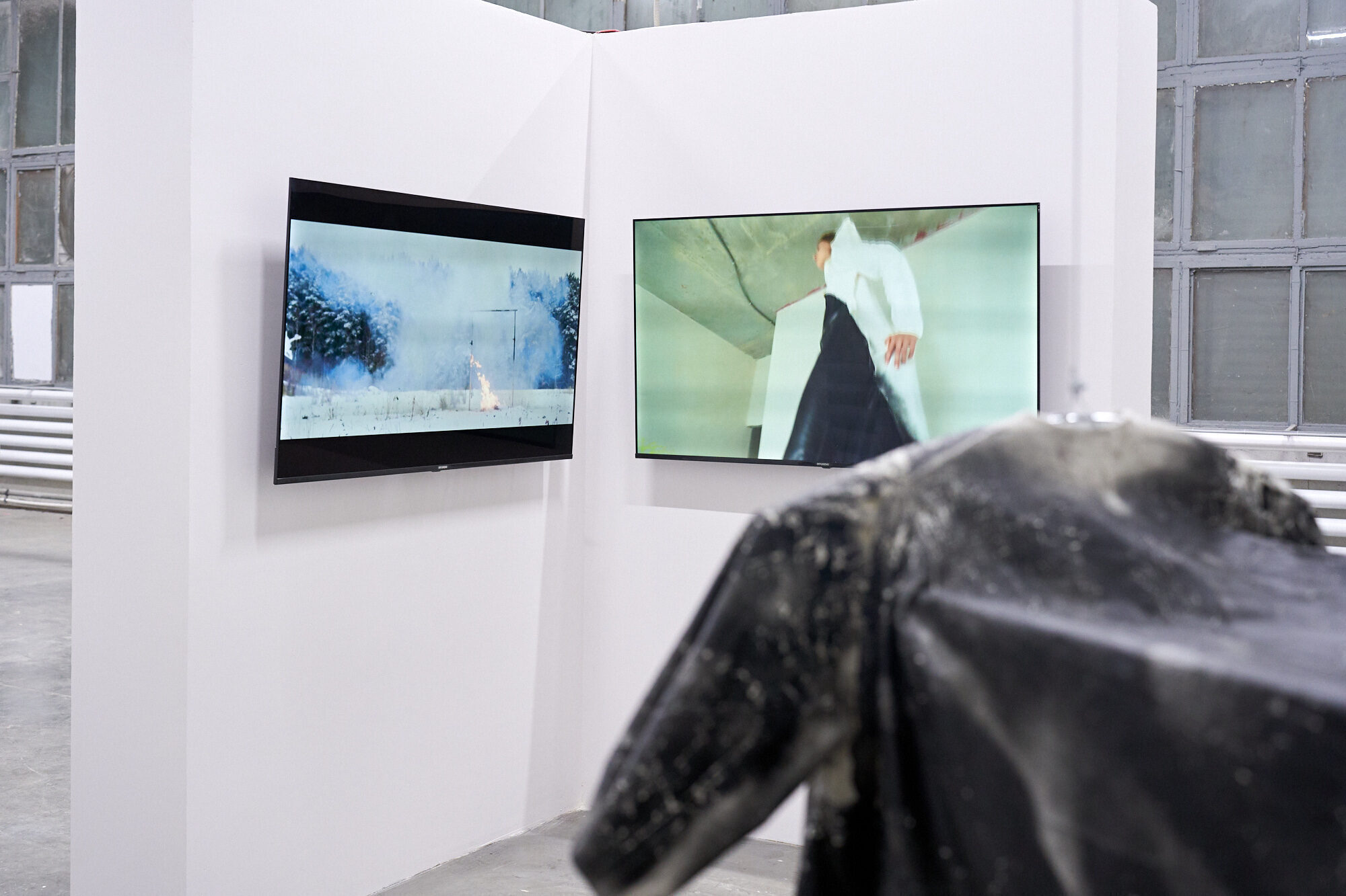 Работа Паники Деревья Wardrobe Analysis. Priceless Services by the Artist на выставке «Путеводная нить. Воплощения» (Творческий индустриальный кластер «Октава», Тула, 2023). Фото: Егор Слизяк. Предоставлено художником