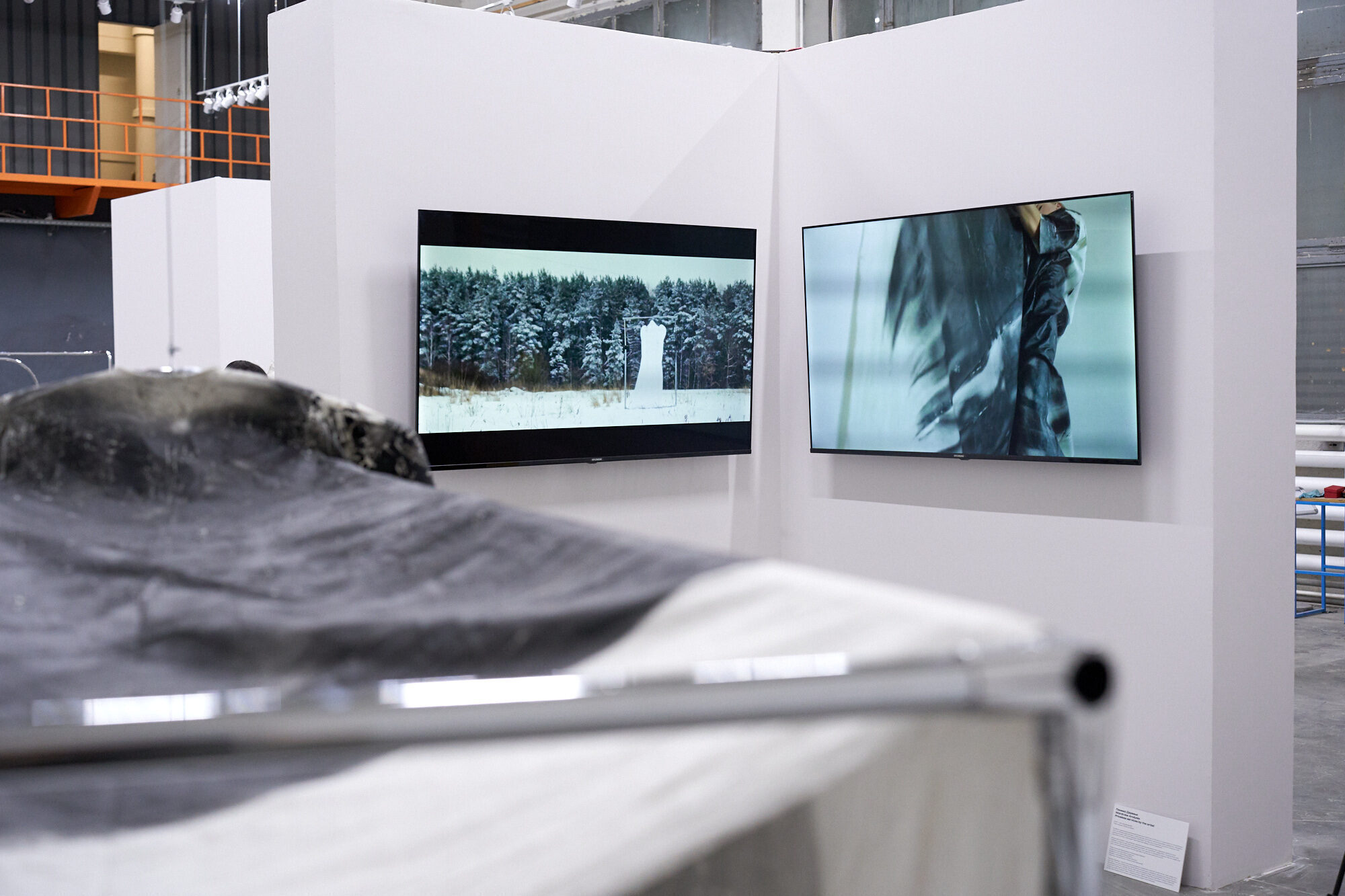 Работа Паники Деревья Wardrobe Analysis. Priceless Services by the Artist на выставке «Путеводная нить. Воплощения» (Творческий индустриальный кластер «Октава», Тула, 2023). Фото: Егор Слизяк. Предоставлено художником