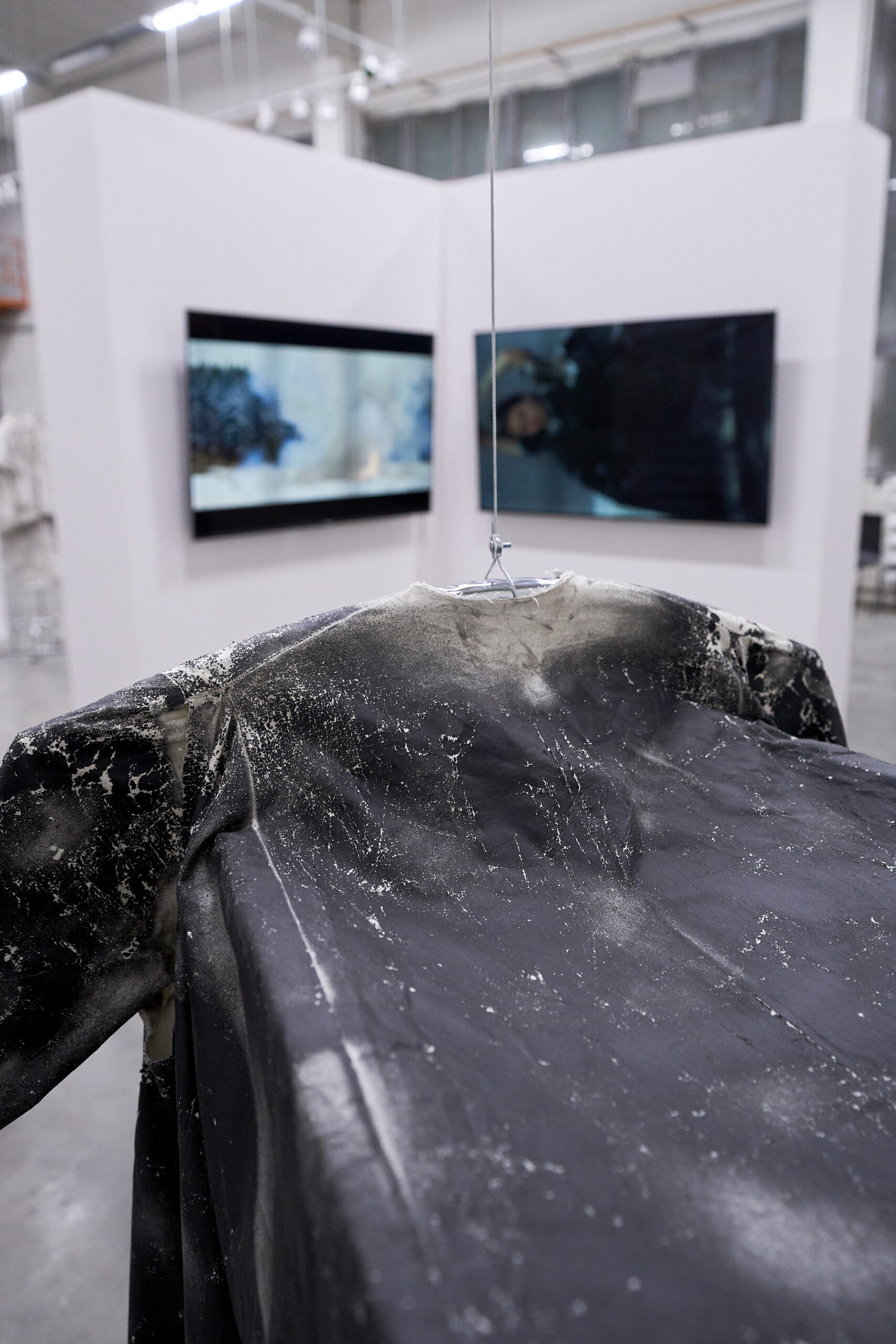 Работа Паники Деревья Wardrobe Analysis. Priceless Services by the Artist на выставке «Путеводная нить. Воплощения» (Творческий индустриальный кластер «Октава», Тула, 2023). Фото: Егор Слизяк. Предоставлено художником