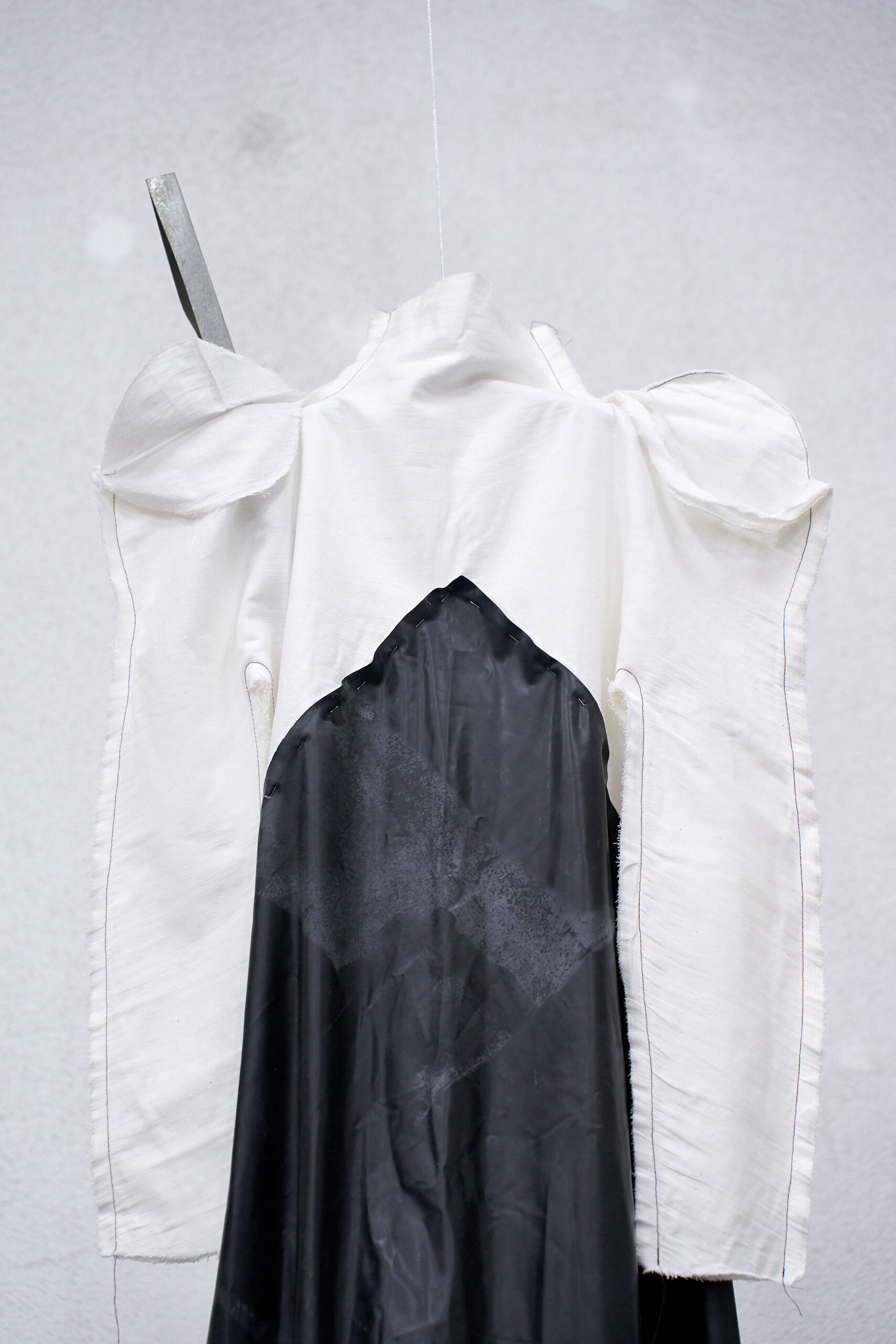 Работа Паники Деревья Wardrobe Analysis. Priceless Services by the Artist на выставке «Путеводная нить. Воплощения» (Творческий индустриальный кластер «Октава», Тула, 2023). Фото: Егор Слизяк. Предоставлено художником