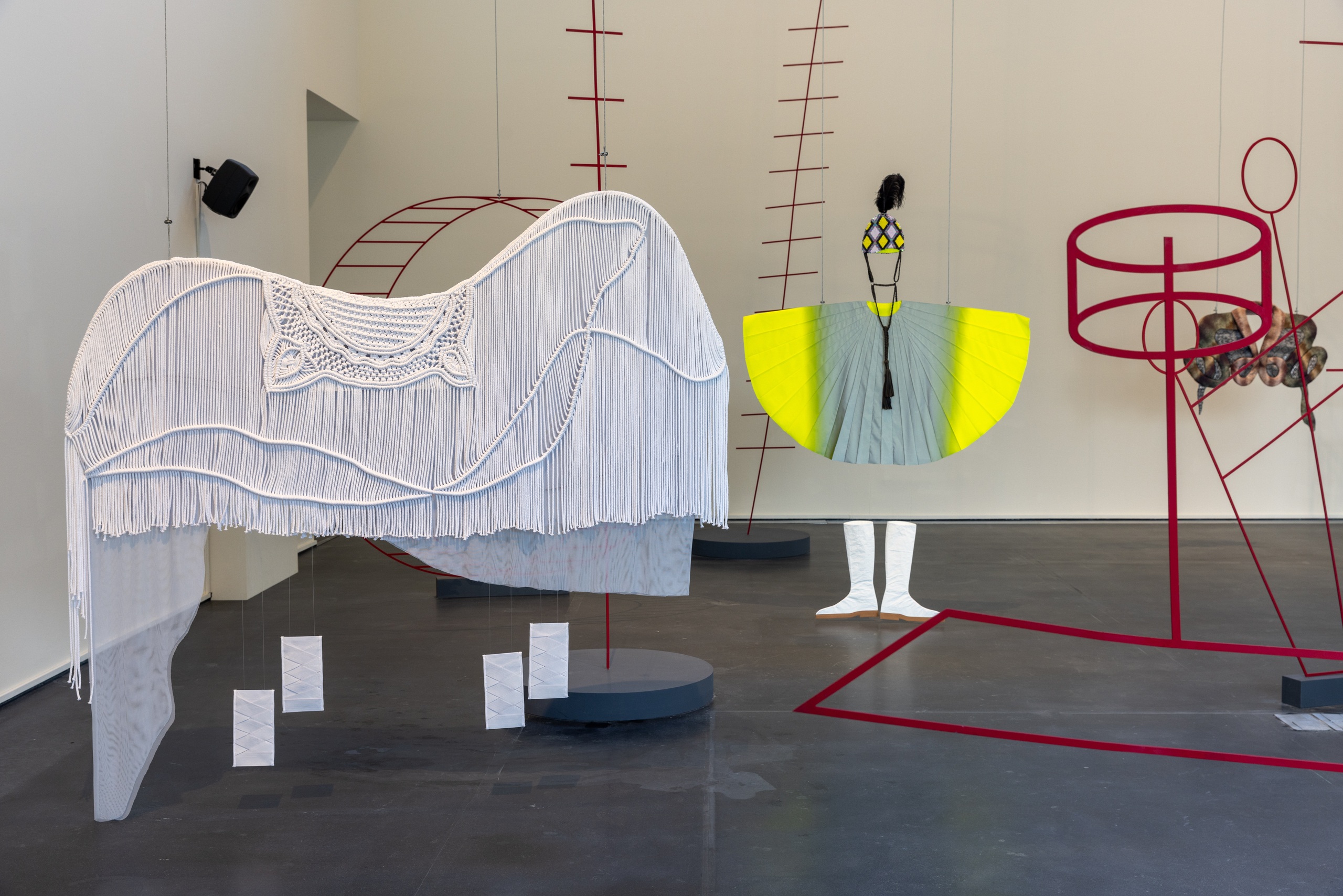 Костюмы-объекты с эффектом оптических иллюзий, разработанные для плоской версии инсталляции Таус Махачевой «Шаривари» (Jameel Arts Centre, Дубай, 2022). Фото: Даниэлла Баписта 