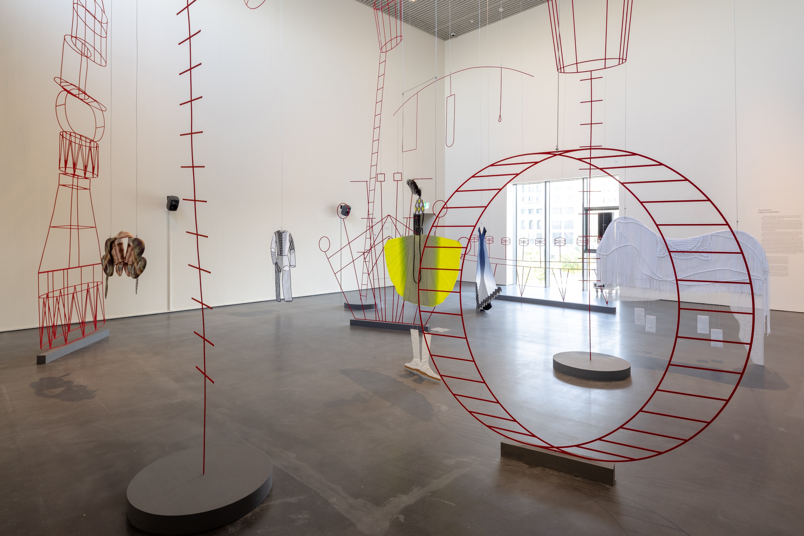 Костюмы-объекты с эффектом оптических иллюзий, разработанные для плоской версии инсталляции Таус Махачевой «Шаривари» (Jameel Arts Centre, Дубай, 2022). Фото: Даниэлла Баписта