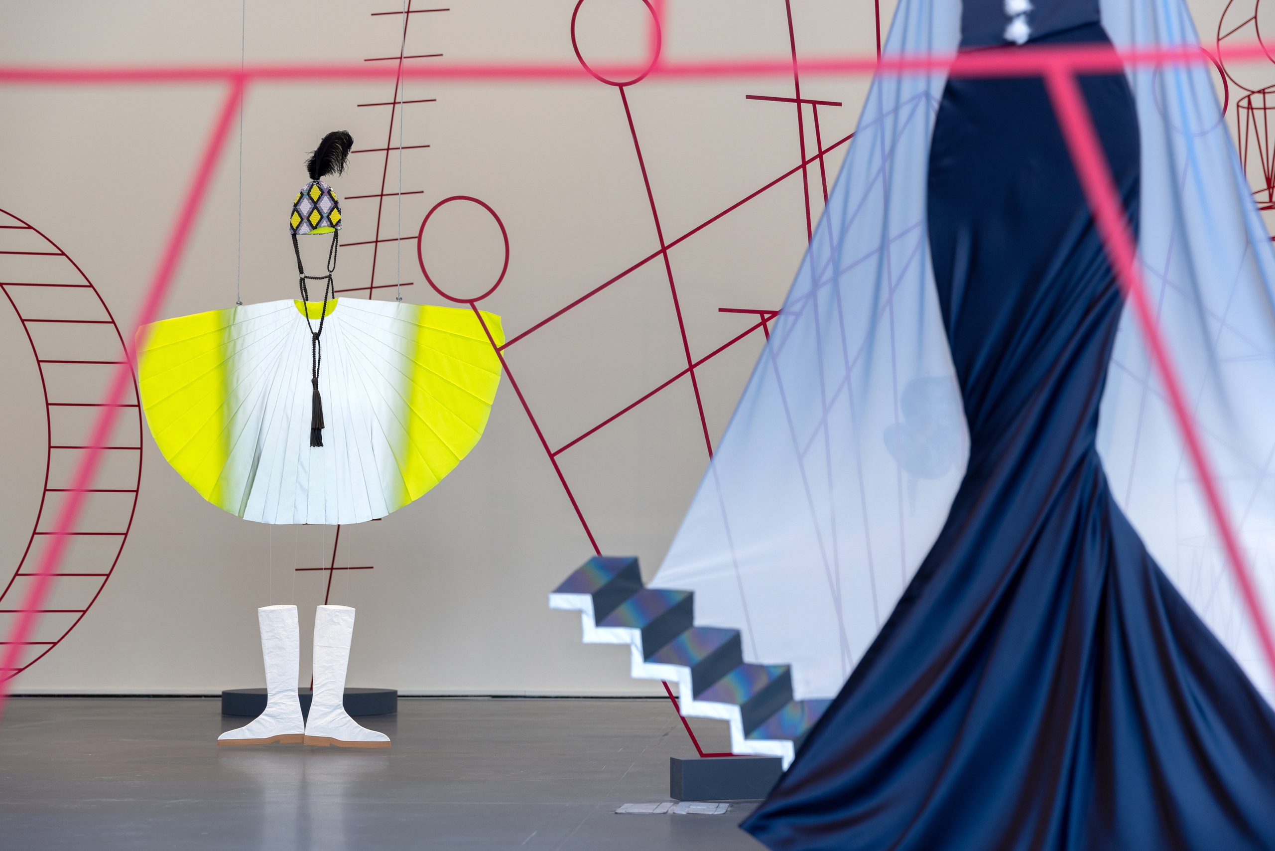 Костюмы-объекты с эффектом оптических иллюзий, разработанные для плоской версии инсталляции Таус Махачевой «Шаривари» (Jameel Arts Centre, Дубай, 2022). Фото: Даниэлла Баписта