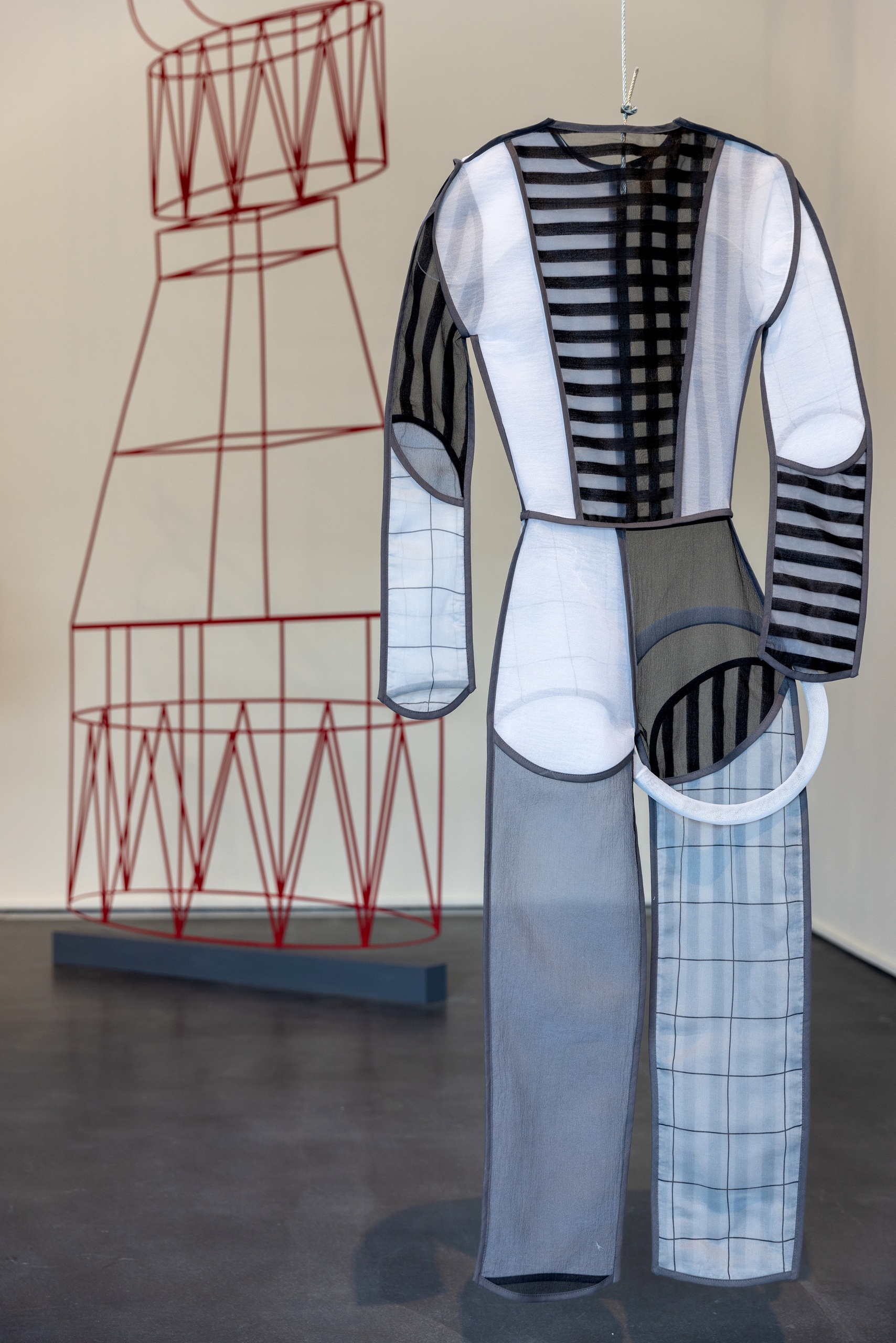 Костюмы-объекты с эффектом оптических иллюзий, разработанные для плоской версии инсталляции Таус Махачевой «Шаривари» (Jameel Arts Centre, Дубай, 2022). Фото: Даниэлла Баписта