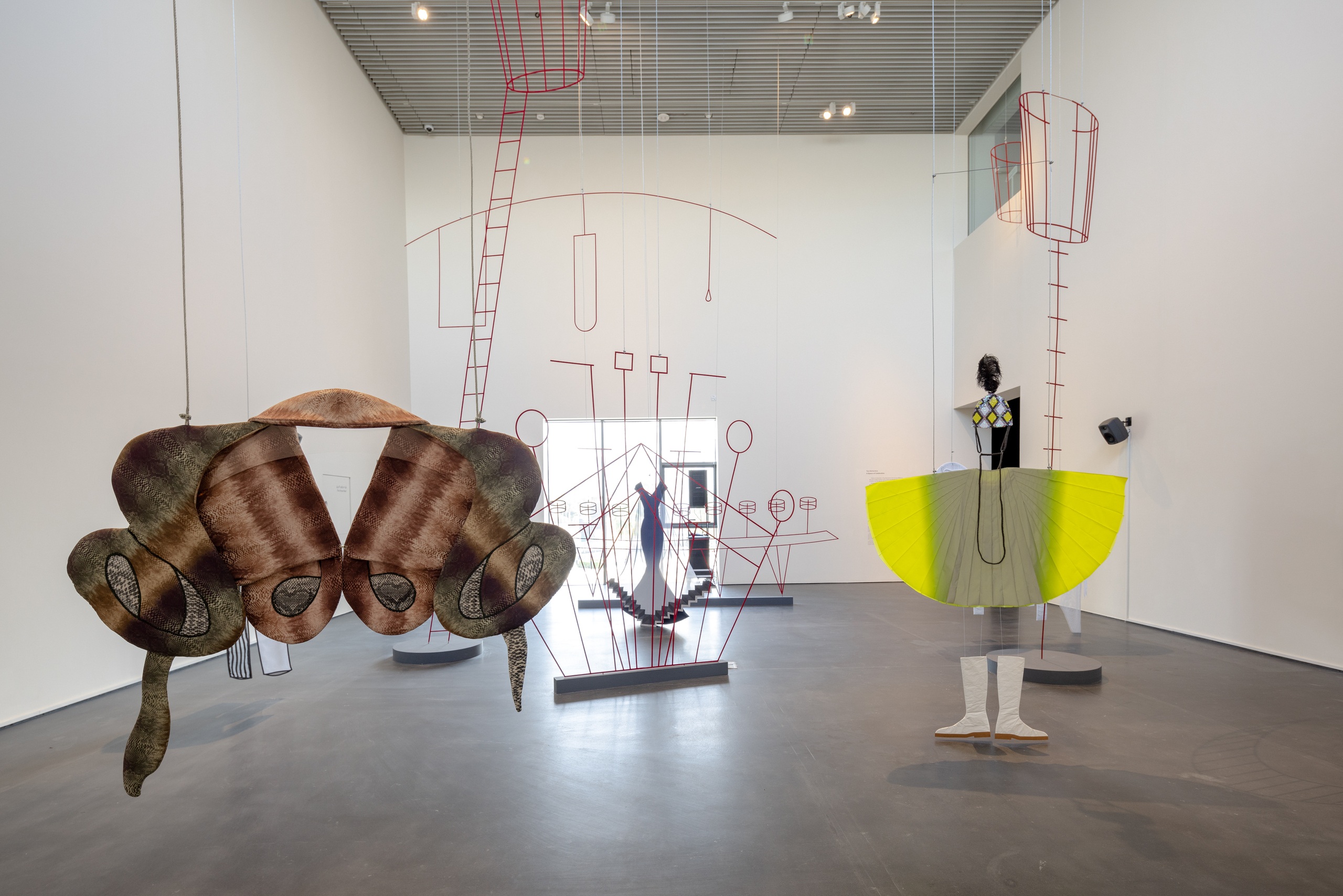 Костюмы-объекты с эффектом оптических иллюзий, разработанные для плоской версии инсталляции Таус Махачевой «Шаривари» (Jameel Arts Centre, Дубай, 2022). Фото: Даниэлла Баписта