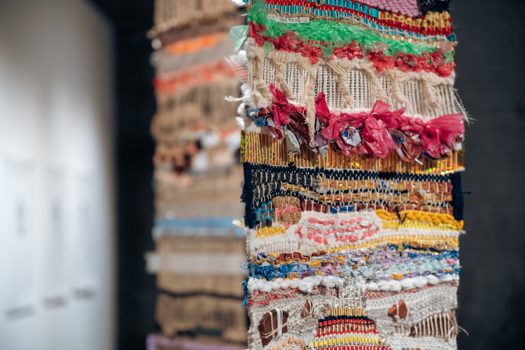 Кристина Пашкова. Дневники. 2020&ndash;2021. Ручное ткачество. Вид инсталляции на&nbsp;выставке &laquo;Женщины в&nbsp;движении&raquo; в&nbsp;Центре современного искусства &laquo;Смена&raquo;, Казань. 2022. Фото: Даниил Шведов. Предоставлено Центром современного искусства &laquo;Смена&raquo;