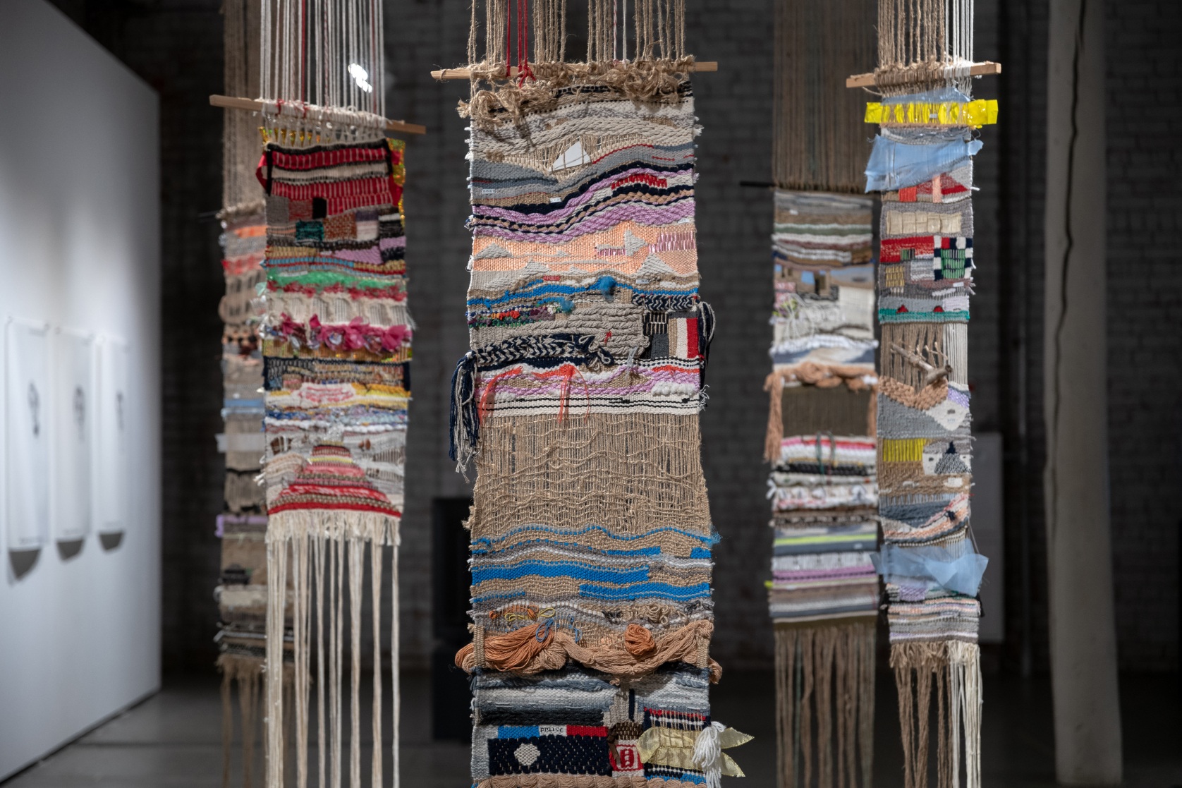 Кристина Пашкова. Дневники. 2020&ndash;2021. Ручное ткачество. Вид инсталляции на&nbsp;выставке &laquo;Женщины в&nbsp;движении&raquo; в&nbsp;Центре современного искусства &laquo;Смена&raquo;, Казань. 2022. Фото: Даниил Шведов. Предоставлено Центром современного искусства &laquo;Смена&raquo;