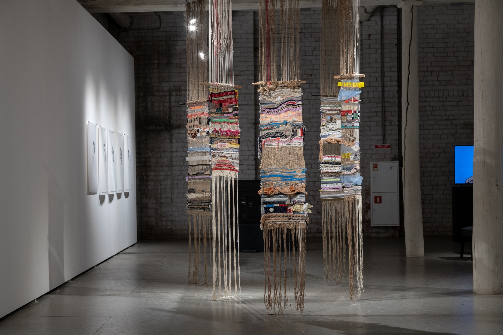Кристина Пашкова. Дневники. 2020&ndash;2021. Ручное ткачество. Вид инсталляции на&nbsp;выставке &laquo;Женщины в&nbsp;движении&raquo; в&nbsp;Центре современного искусства &laquo;Смена&raquo;, Казань. 2022. Фото: Даниил Шведов. Предоставлено Центром современного искусства &laquo;Смена&raquo;