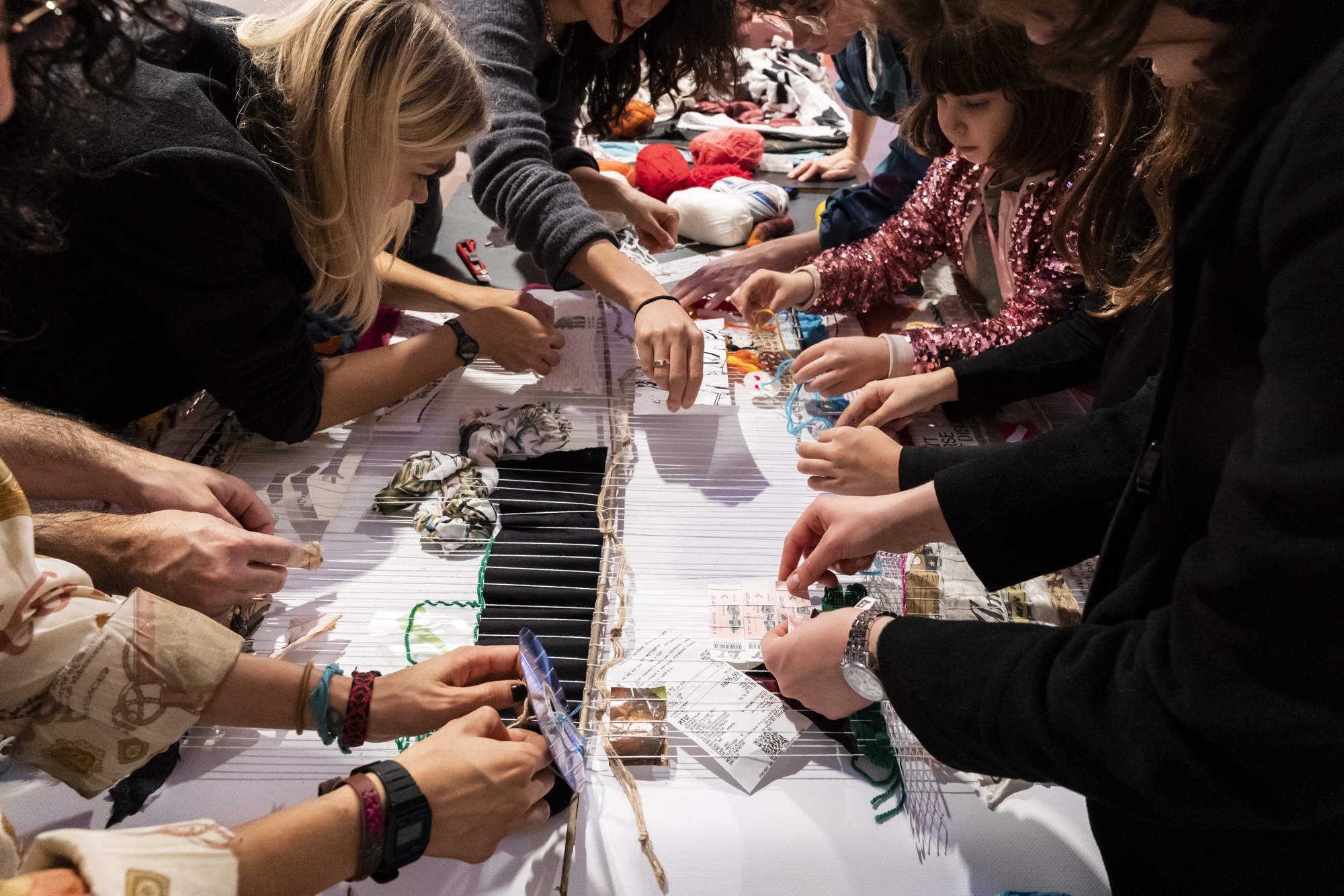 Коллективное ткачество. 2022&nbsp;&mdash; по&nbsp;настоящее время. Коллективная практика на&nbsp;выставке You can&rsquo;t discourse without disco в&nbsp;рамках программы WHW Akademija в&nbsp;галерее &laquo;Нова&raquo;, Загреб. 2022. Фото: Саня Бистричич
