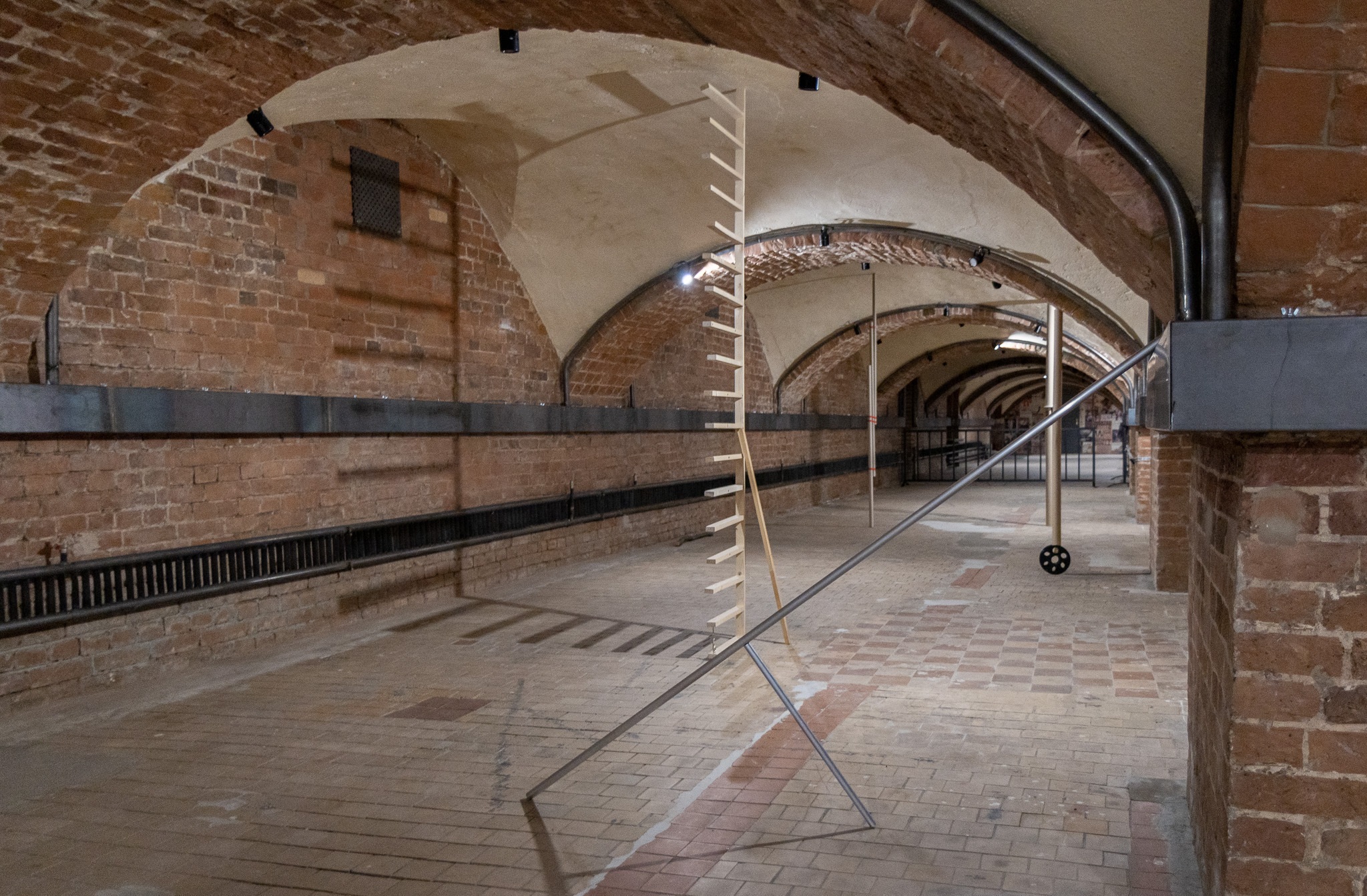 Кристина Пашкова и Костя Серп. Не держи меня. 2022. Вид инсталляции в Центре современного искусства &laquo;ВИНЗАВОД&raquo;, Москва. Предоставлено Центром современного искусства &laquo;ВИНЗАВОД&raquo;  &nbsp;