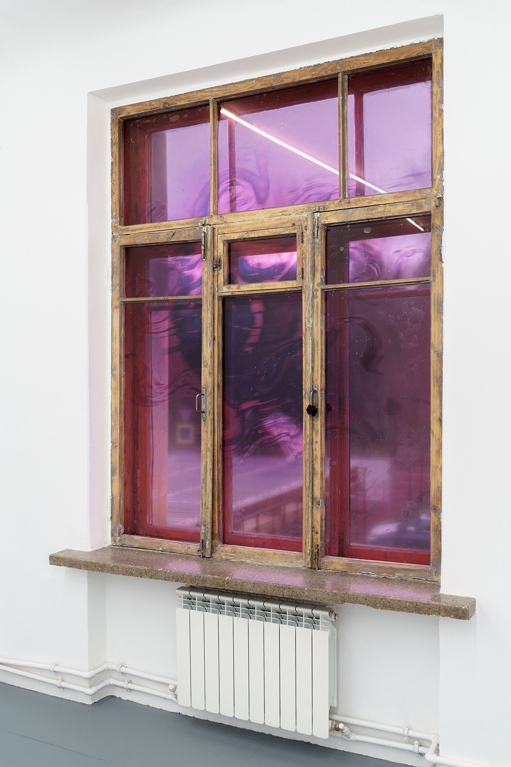 Анна Таганцева-Кобзева. Пленка. 2022&ndash;2023. Печать на&nbsp;пленке, резинка для волос. Фото: Ангелина Венмер. Предоставлено художницей