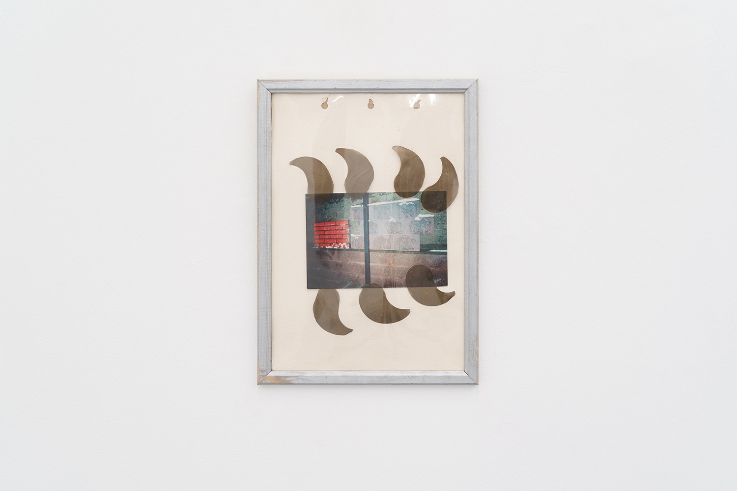 Анна Таганцева-Кобзева. Глаз. 2022. Фото, патчи для глаз, бумага, дерево. Фото: Ангелина Венмер. Предоставлено художницей