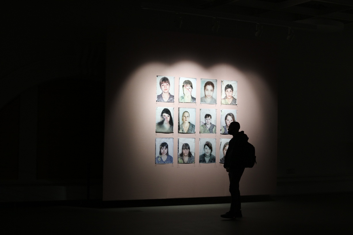 Section Faces 01  Елена Аносова. Отделение / Бейджи. 2018. Вид инсталляции на&nbsp;выставке &laquo;Немосква не&nbsp;за&nbsp;горами&raquo; в&nbsp;Центральном выставочном зале &laquo;Манеж&raquo;, Санкт-Петербург. Предоставлено художницей