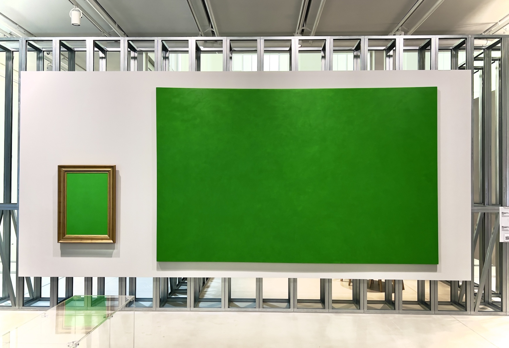 Слева: NONSNS. NONSNS ЖИВОПИСЬ БЕЗ ГРАНИЦ (пейзаж, портрет, автопортрет, натюрморт или абстракция). 2023. Холст, масло. Предоставлено художниками  Справа: NONSNS. NONSNS ЖИВОПИСЬ БЕЗ ГРАНИЦ (эпическое полотно, пейзаж, многофигурная композиция или абстракция). 2023. Холст, масло. Предоставлено художниками