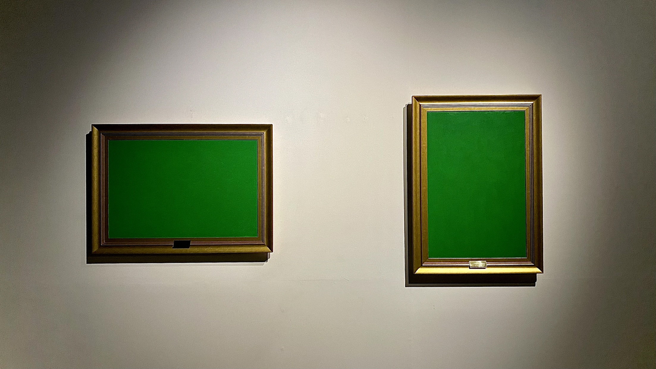 Слева: NONSNS. NONSNS ЖИВОПИСЬ БЕЗ ГРАНИЦ (натюрморт, пейзаж, жанровая композиция или абстракция). 2023. Холст, масло. Предоставлено художниками  Справа: NONSNS. NONSNS ЖИВОПИСЬ БЕЗ ГРАНИЦ (пейзаж, портрет, автопортрет, натюрморт или абстракция). 2023. Холст, масло. Предоставлено художниками