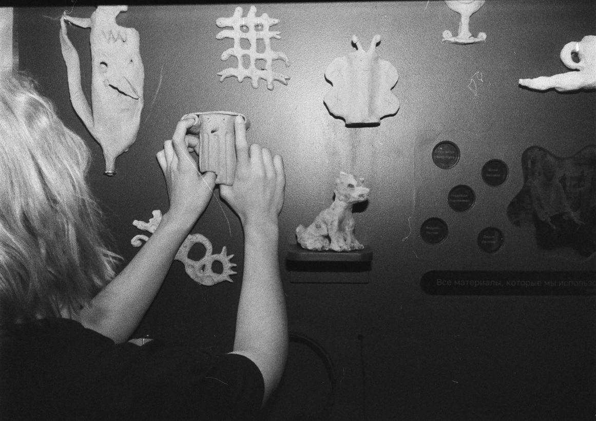 Надя Ишкиняева совместно с Передвижной Лабораторией Любительского Тифлокомментария. Погладь Петербург. 2022. Инсталляция. Предоставлено художницей