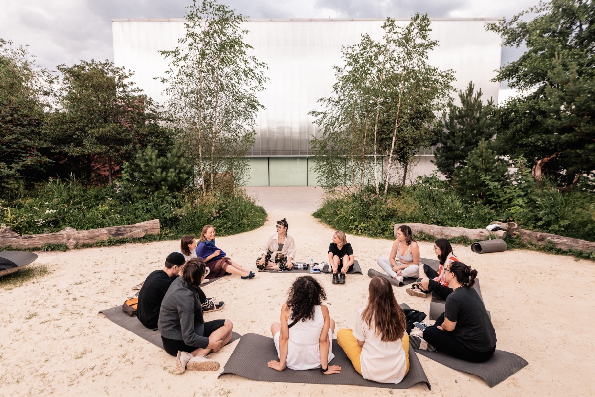 Надя Ишкиняева. Тифломедиация в инсталляции Павла Альтхаймера &laquo;Тишина&raquo;. 2020. Предоставлено художницей