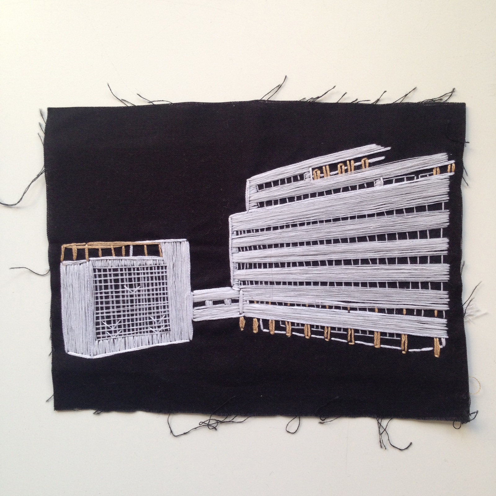 Саша Браулов. Дом Наркомфина. 2020. Ткань, ручная вышивка. Предоставлено художником