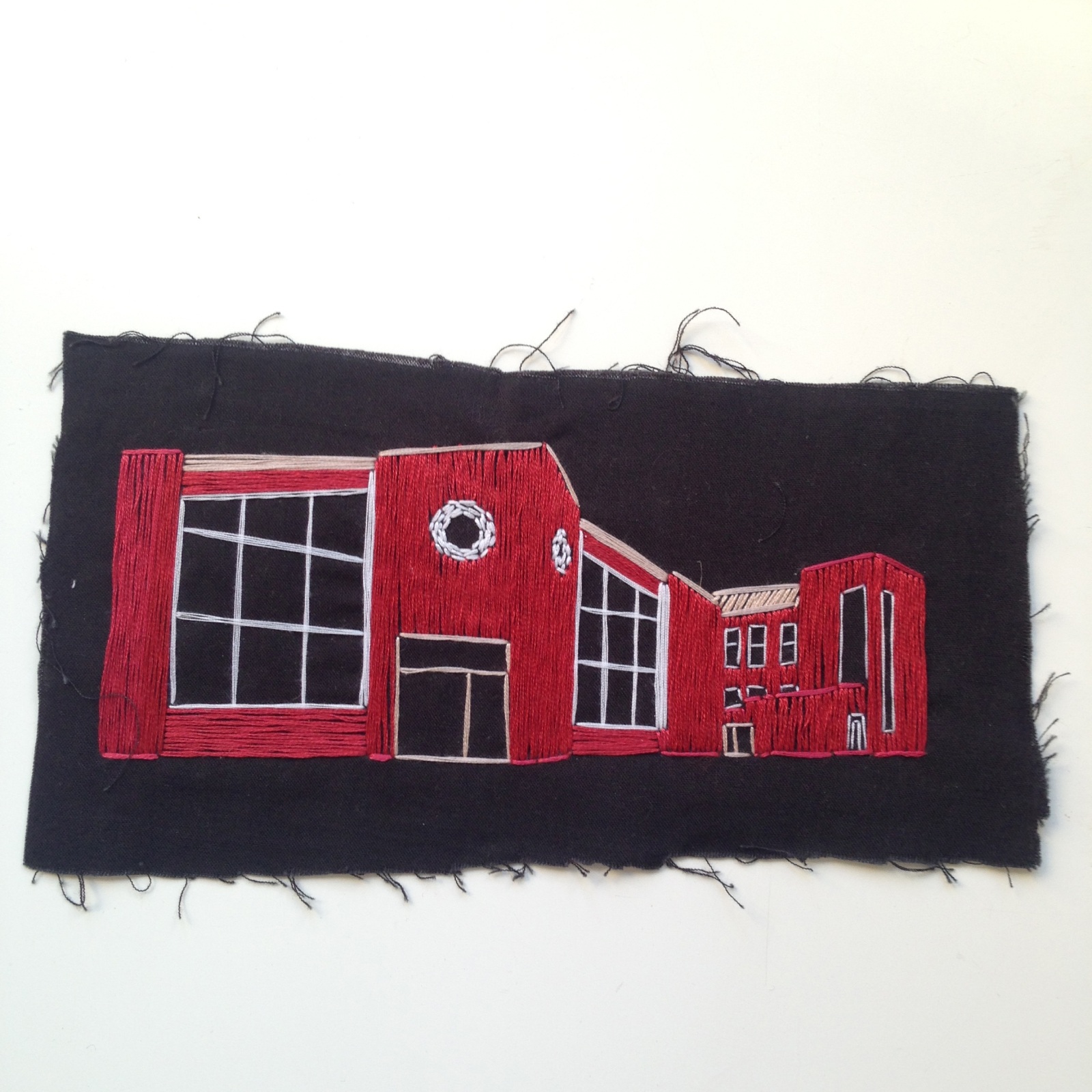 Саша Браулов. Гараж на&nbsp;Новорязанской улице. 2020. Ткань, ручная вышивка. Предоставлено художником