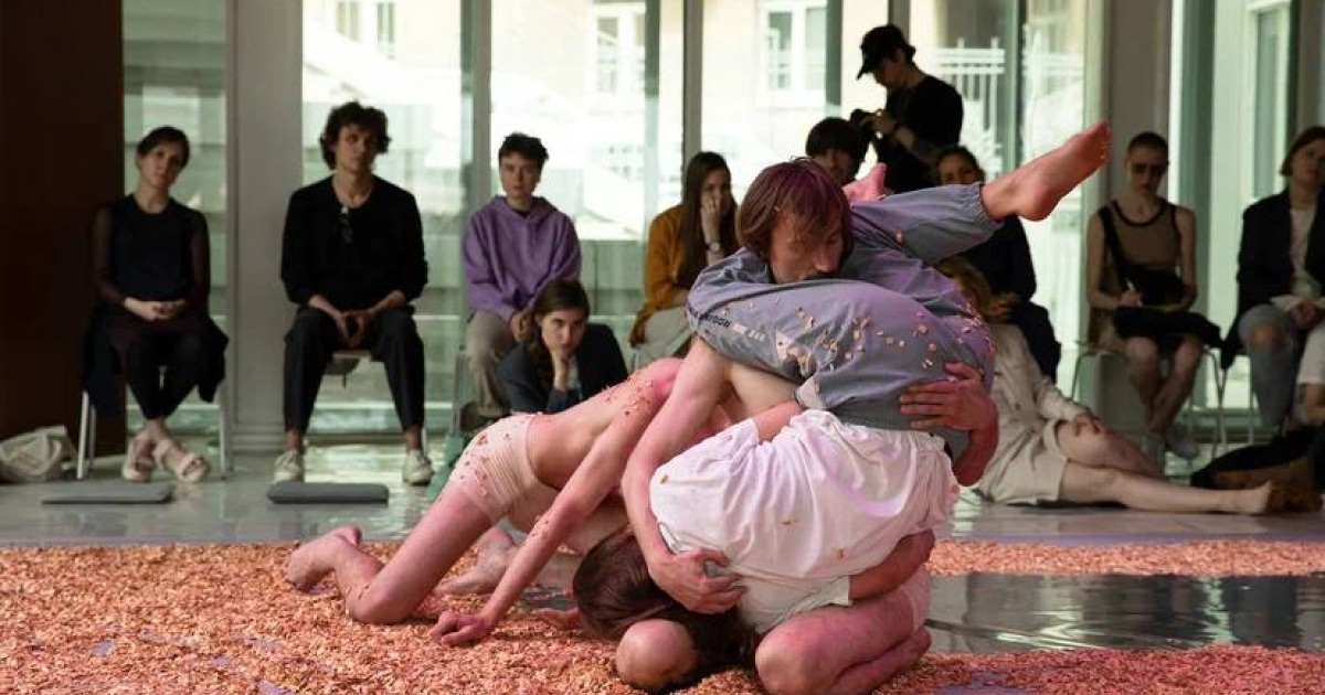 САД КАМНЕЙ. Резиденция &laquo;Своими словами&raquo;, Дом культуры &laquo;ГЭС-2&raquo;, Москва. 2022Идея, хореография: Анна ГарафееваФото: Анастасия КоростелёваПредоставлено художником