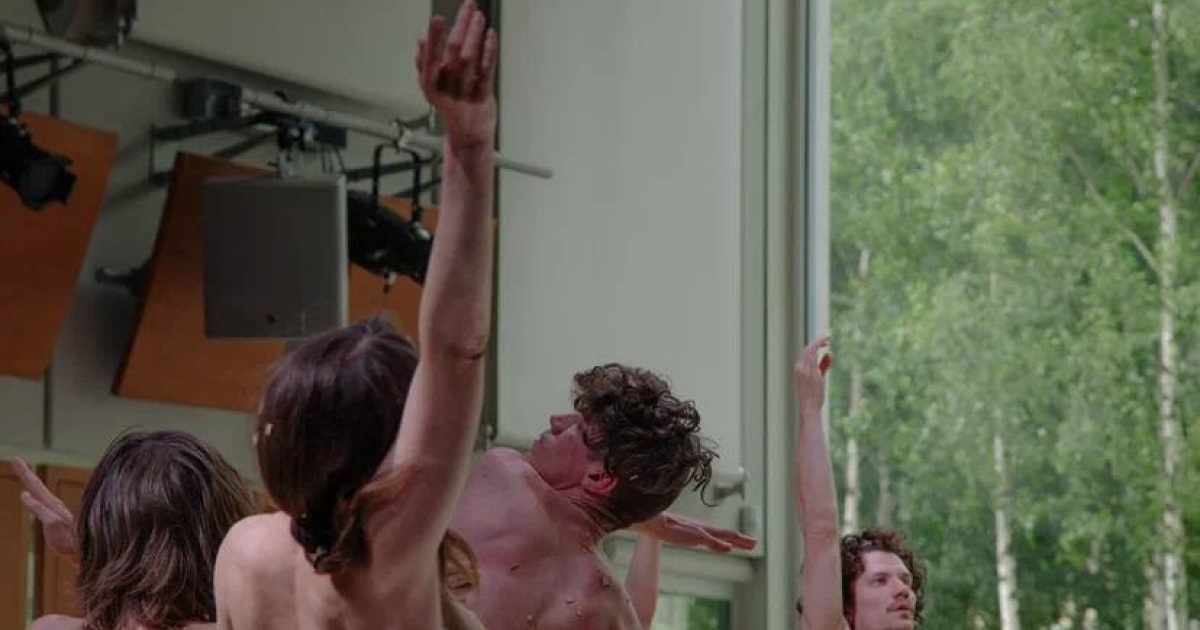 САД КАМНЕЙ. Резиденция &laquo;Своими словами&raquo;, Дом культуры &laquo;ГЭС-2&raquo;, Москва. 2022Идея, хореография: Анна ГарафееваФото: Анастасия КоростелёваПредоставлено художником