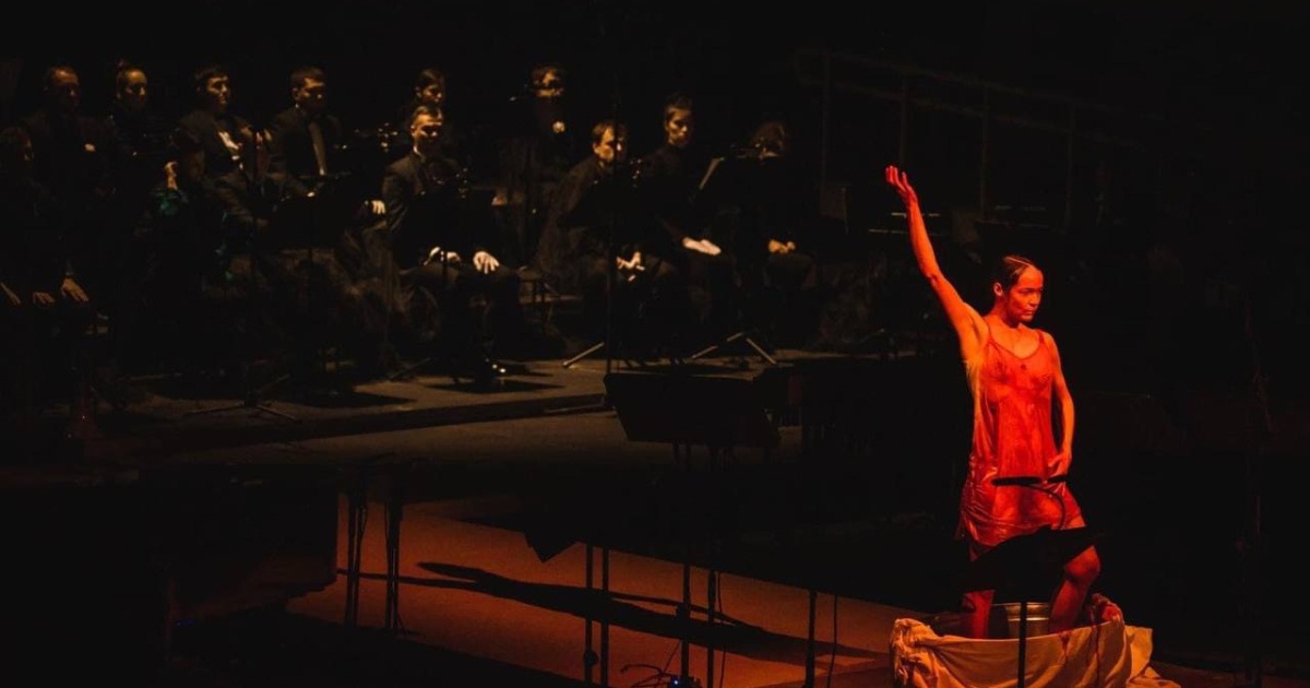 Перформативный концерт Теодора Курентзиса &laquo;Посвящение Бодлеру&raquo;. Дягилевский фестиваль, Пермь. 2021Хореография, танец: Анна ГарафееваФото: Никита ЧунтомовПредоставлено художником