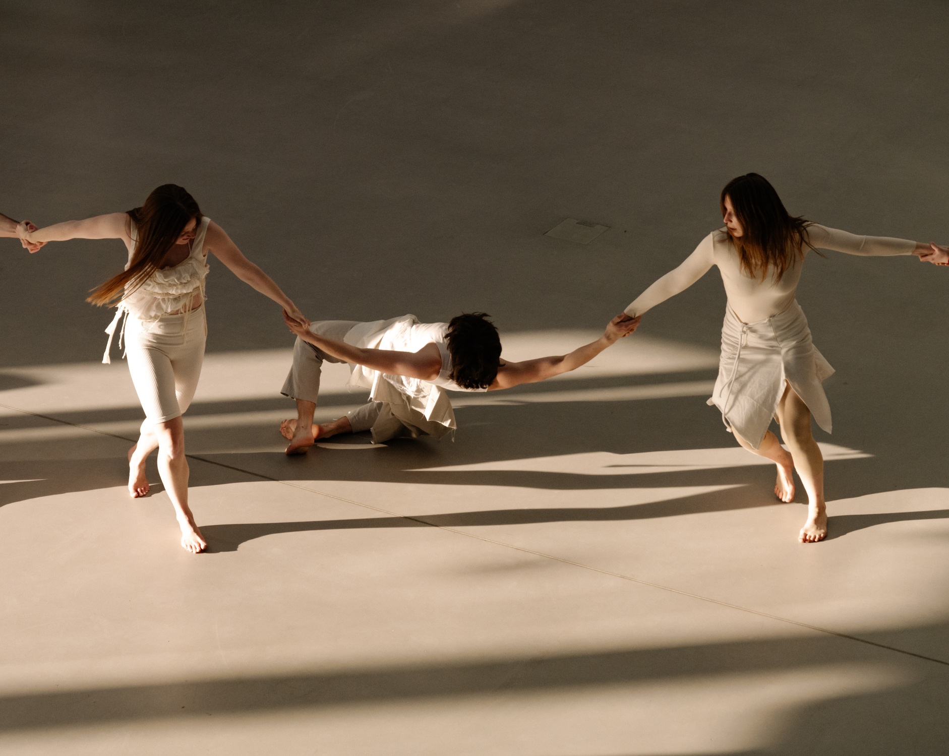 Балет Lake. Дом культуры «ГЭС-2», Москва. 2023Хореограф: Альбина ВахитоваКомпозитор: Антон СветличныйФото: Наталья ПятницаПредоставлено Альбиной Вахитовой