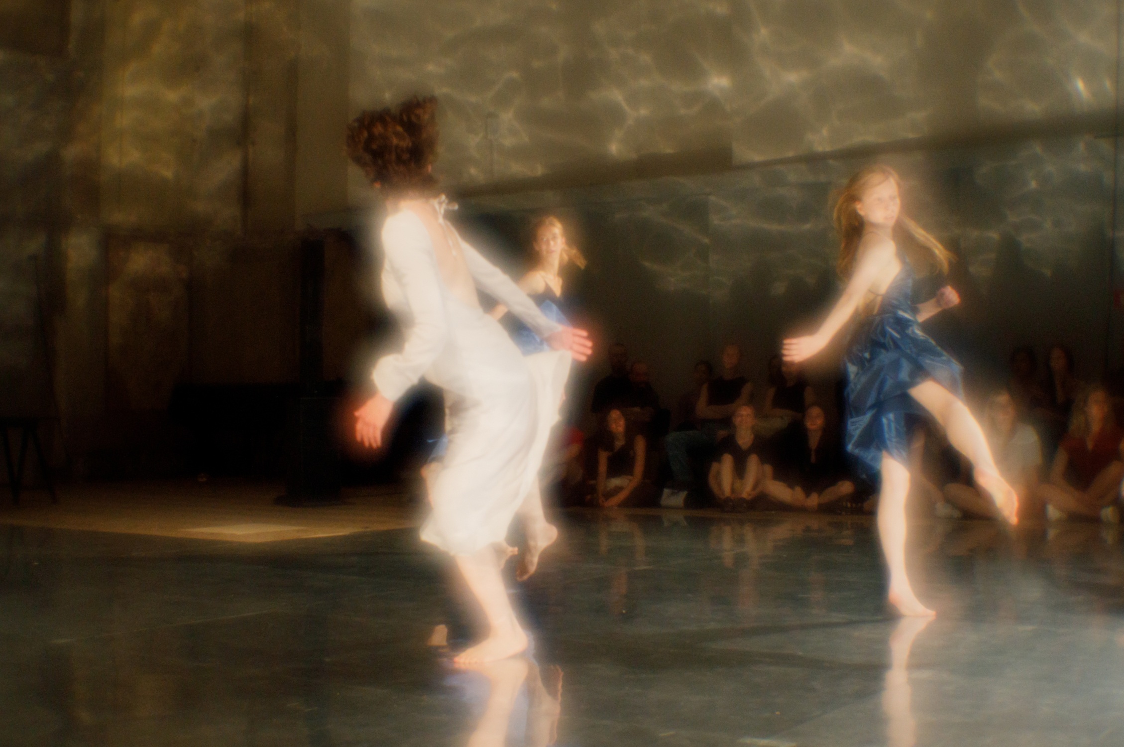 Балет Water-Wonder. Фестиваль современного танца «Танец без ума от себя». Дом Радио, Санкт-Петербург. 2023Хореограф: Альбина ВахитоваФото: Александр ИгнатовичПредоставлено Альбиной Вахитовой