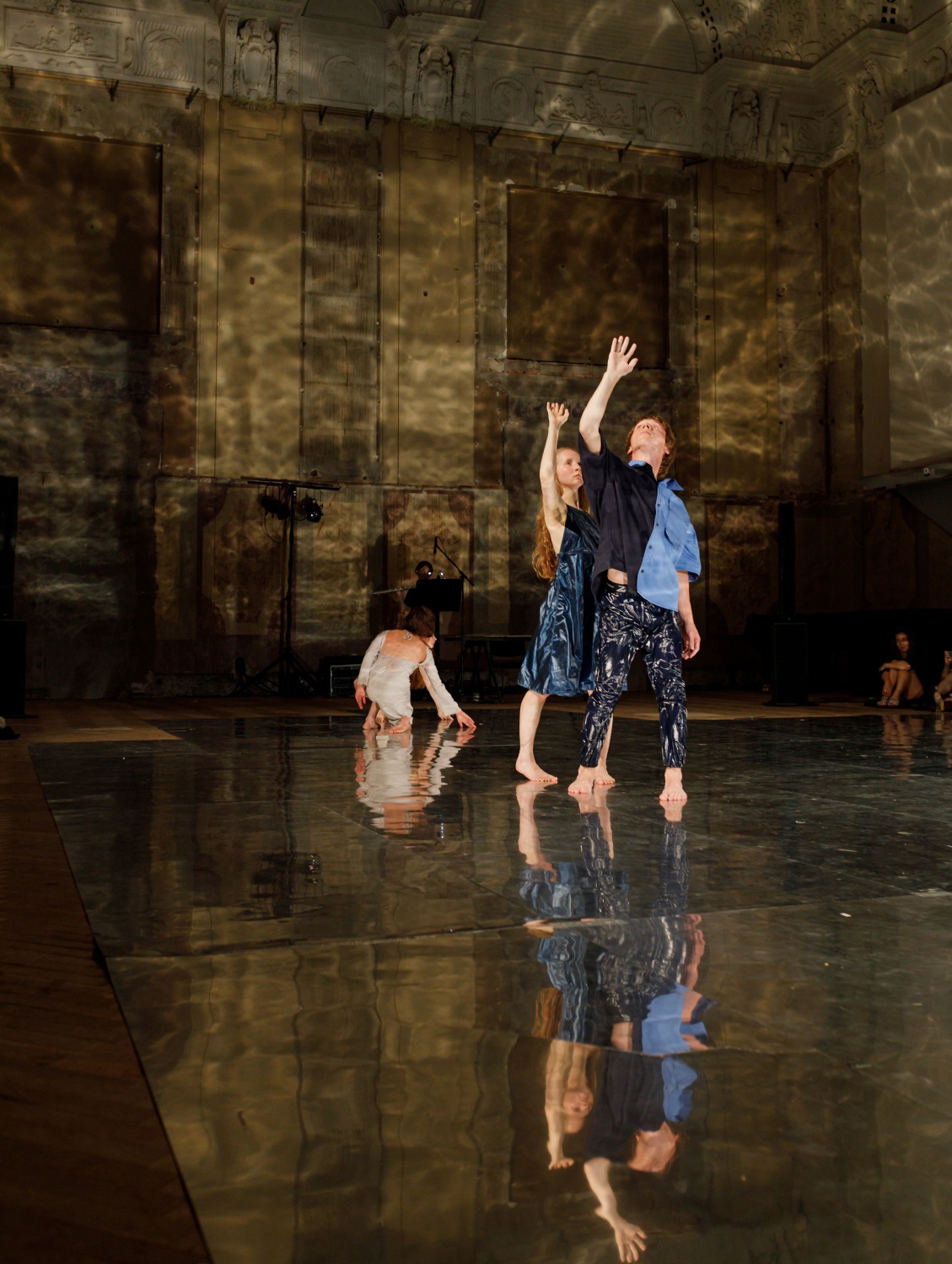 Балет Water-Wonder. Фестиваль современного танца «Танец без ума от себя». Дом Радио, Санкт-Петербург. 2023Хореограф: Альбина ВахитоваФото: Александр ИгнатовичПредоставлено Альбиной Вахитовой