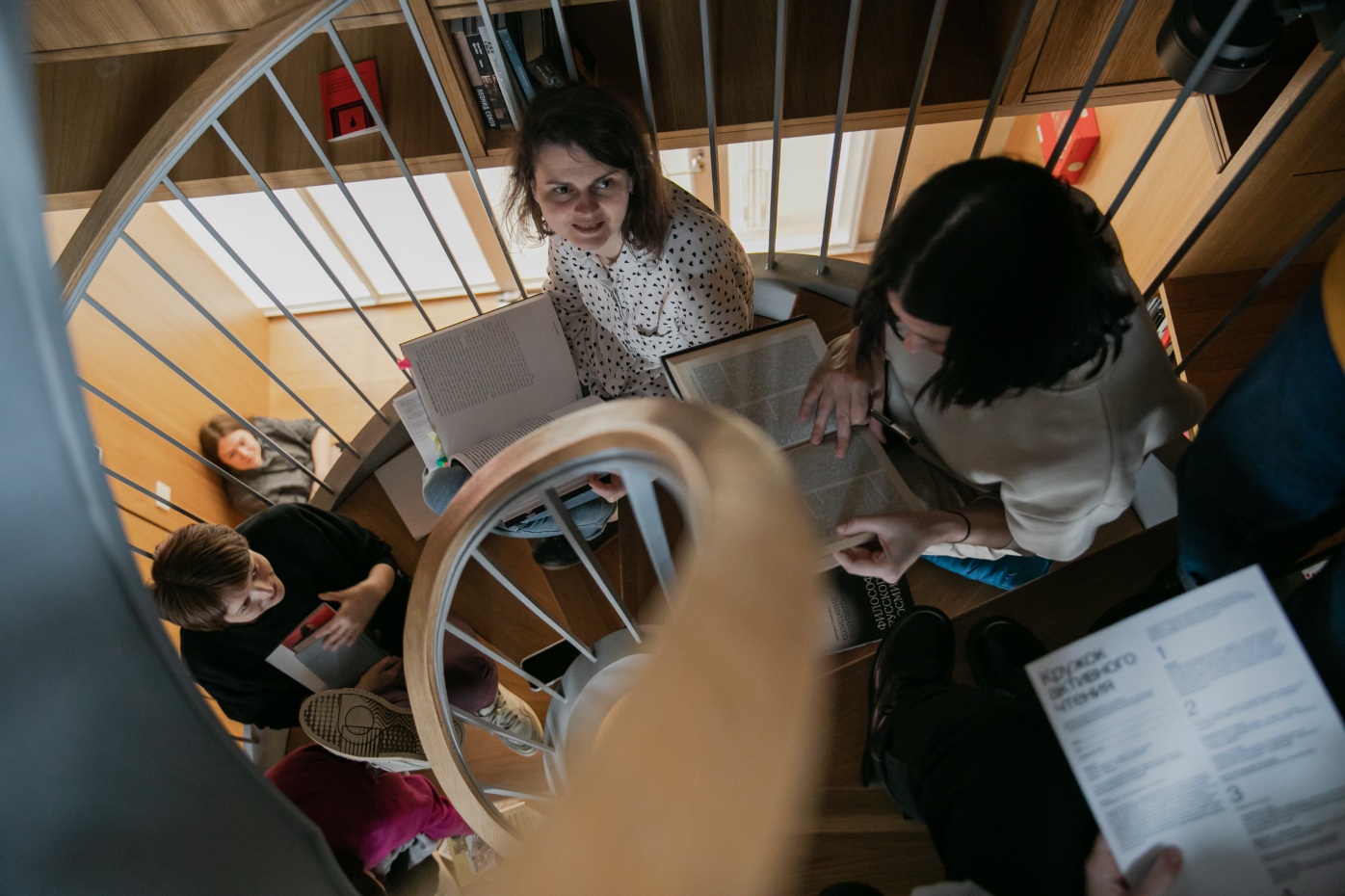 Большой круг. Практика совместного действия. Финальная встреча &laquo;Кружка активного чтения&raquo;. Дом культуры &laquo;ГЭС-2&raquo;, Москва. 2023  Фото: Аня Тодич  &copy; Дом культуры &laquo;ГЭС-2&raquo;