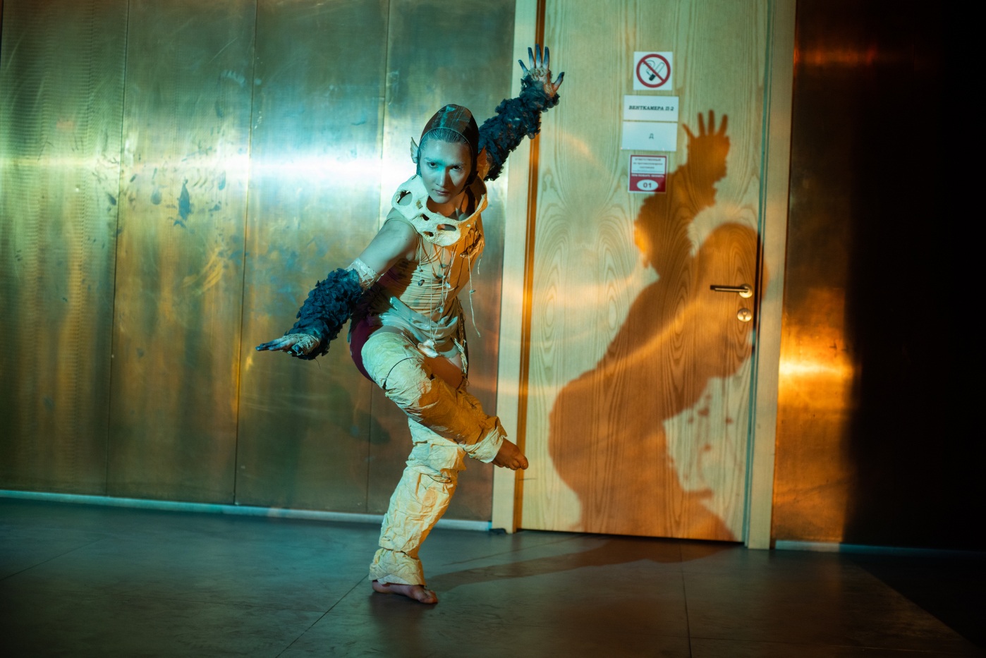 Сирена. Экспериментальная лаборатория танц-художников ЯМИФ. Электротеатр Станиславский, Москва. 2023  Художник по&nbsp;костюмам: Олеся ВащенкоХореография: Эльза АбдулхаковаПерформер: Мария Кузнецова  Фото: Олимпия Орлова
