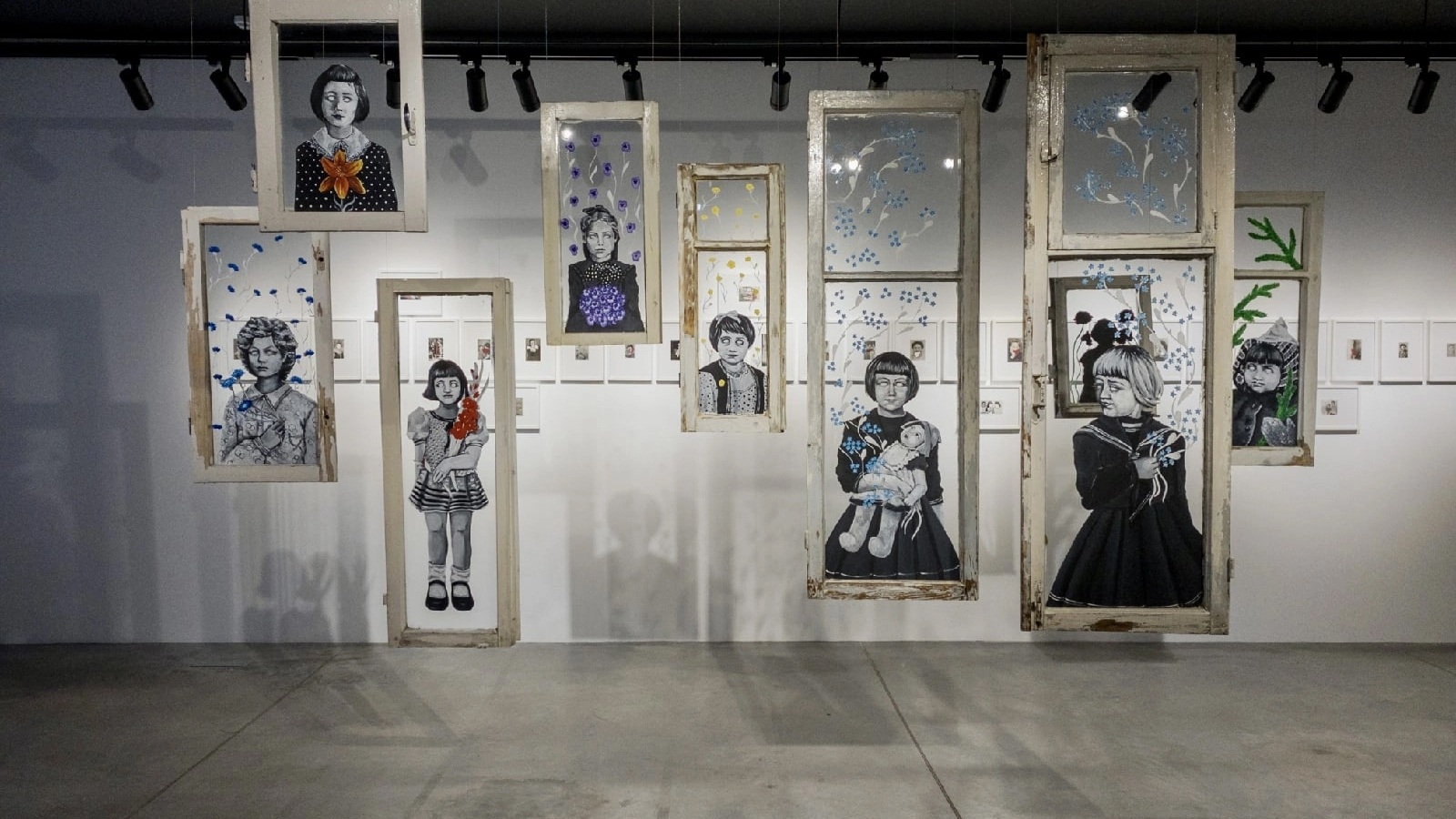 Вид экспозиции выставки Лены Лисицы &laquo;Хрупкое&raquo; в&nbsp;студии &laquo;Тихая&raquo;, Нижний Новгород. 2022. Предоставлено художникомм