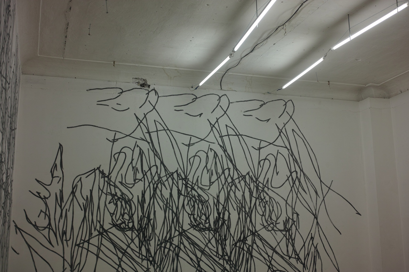 Илья Гришаев. Ее лозунг дальше. 2017. Уголь, аэрозольный лак. Предоставлено художником