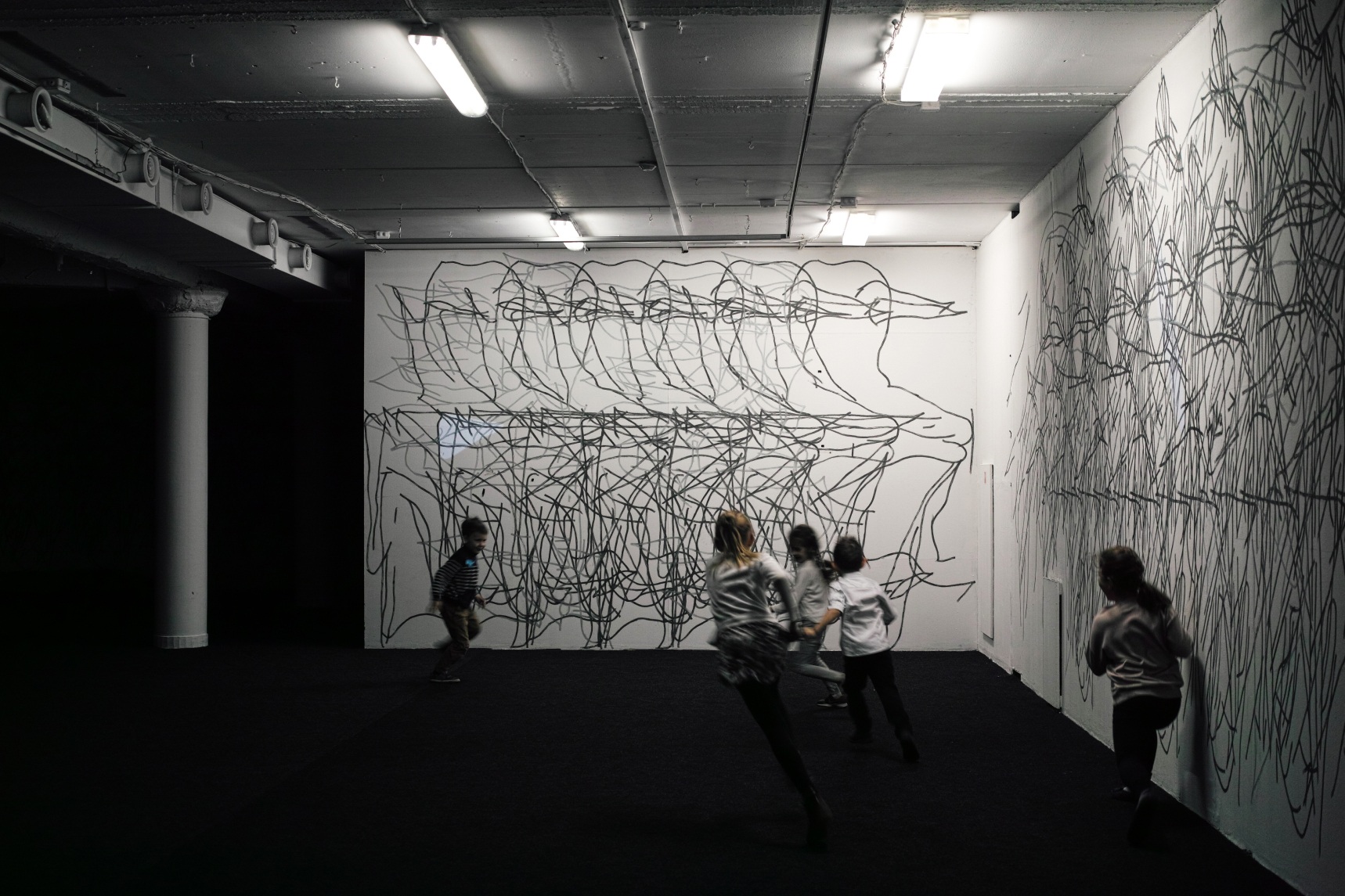 Илья Гришаев. Чужая. 2019. Уголь, аэрозольный лак. Предоставлено художником  &nbsp;