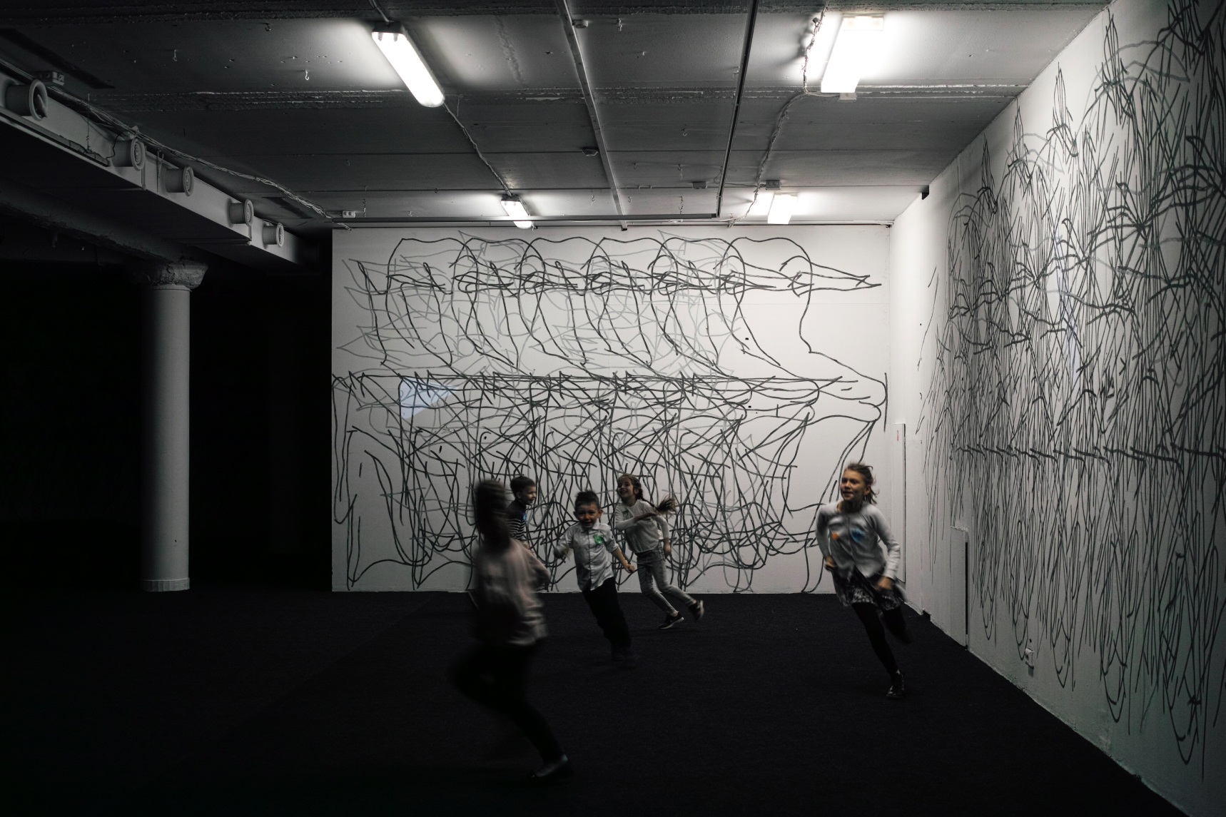 Илья Гришаев. Чужая. 2019. Уголь, аэрозольный лак. Предоставлено художником