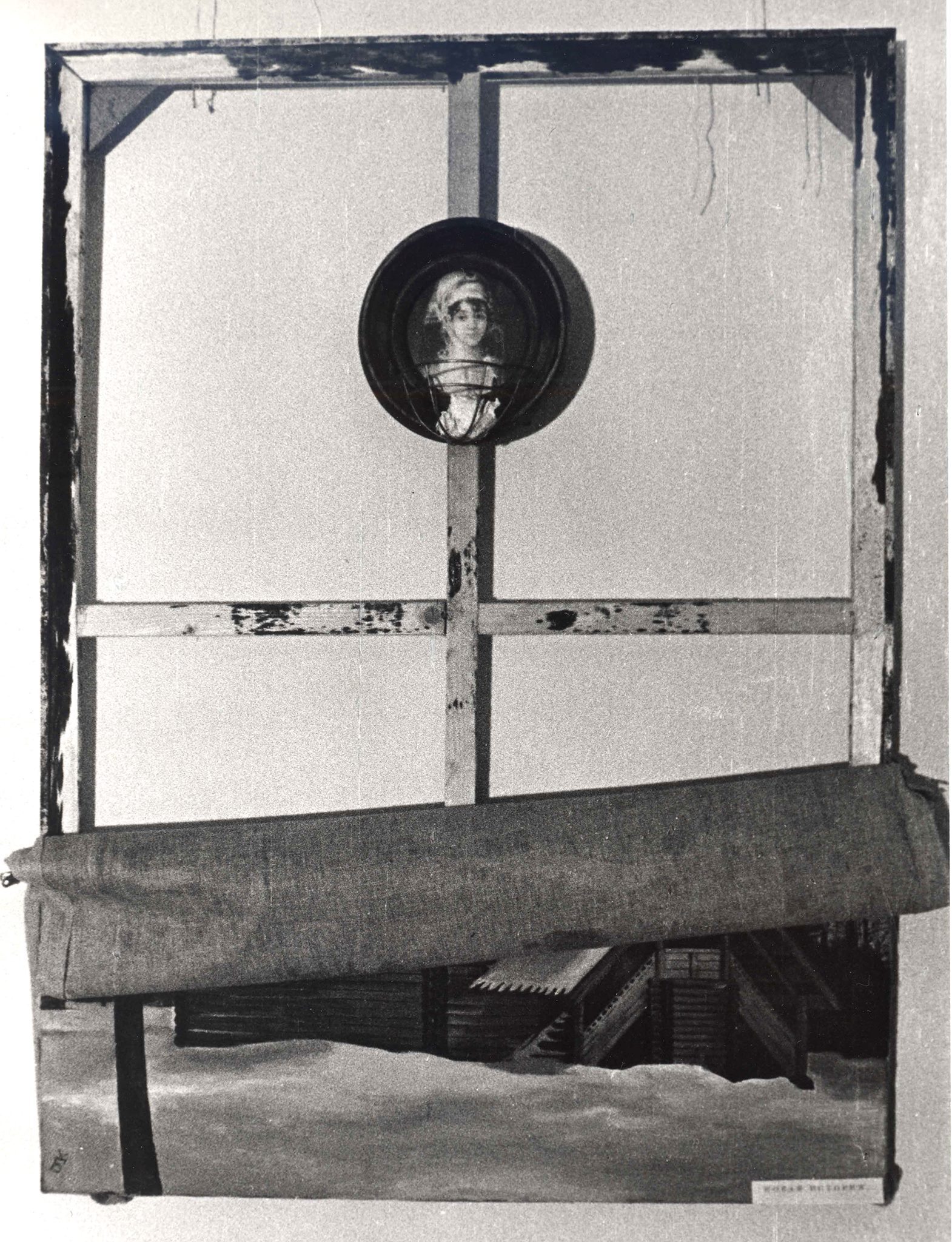 Работа Эдуарда Кулёмина «Новая история» на выставке «Взаимодействия после взаимодействия».Флигель Художественной галереи, Смоленск. 1995.Архив Эдуарда Кулёмина