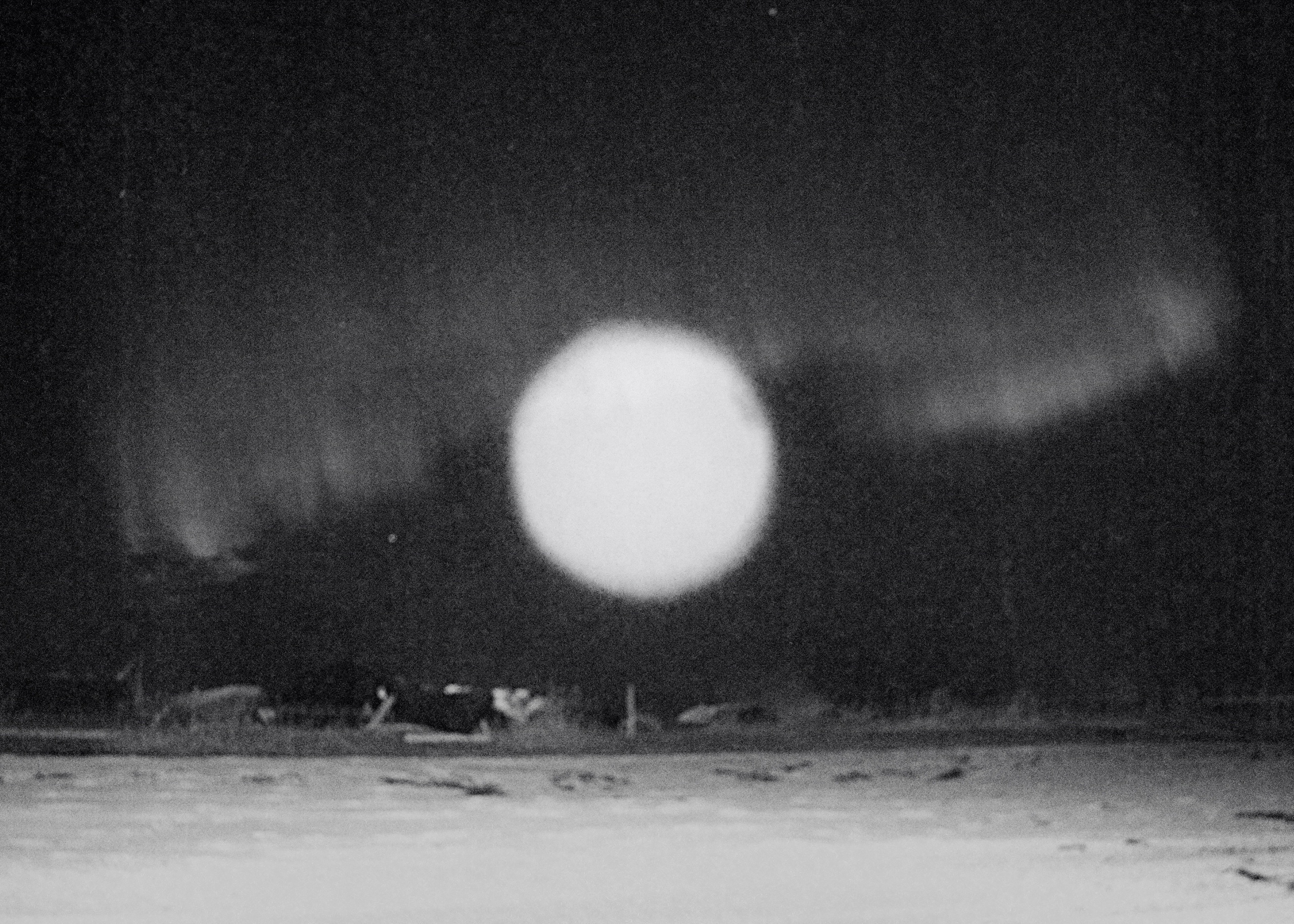 Ваня Мишин. Полнолуние и северное сияние. Деревня Лопшеньга. 2024. Предоставлено художником