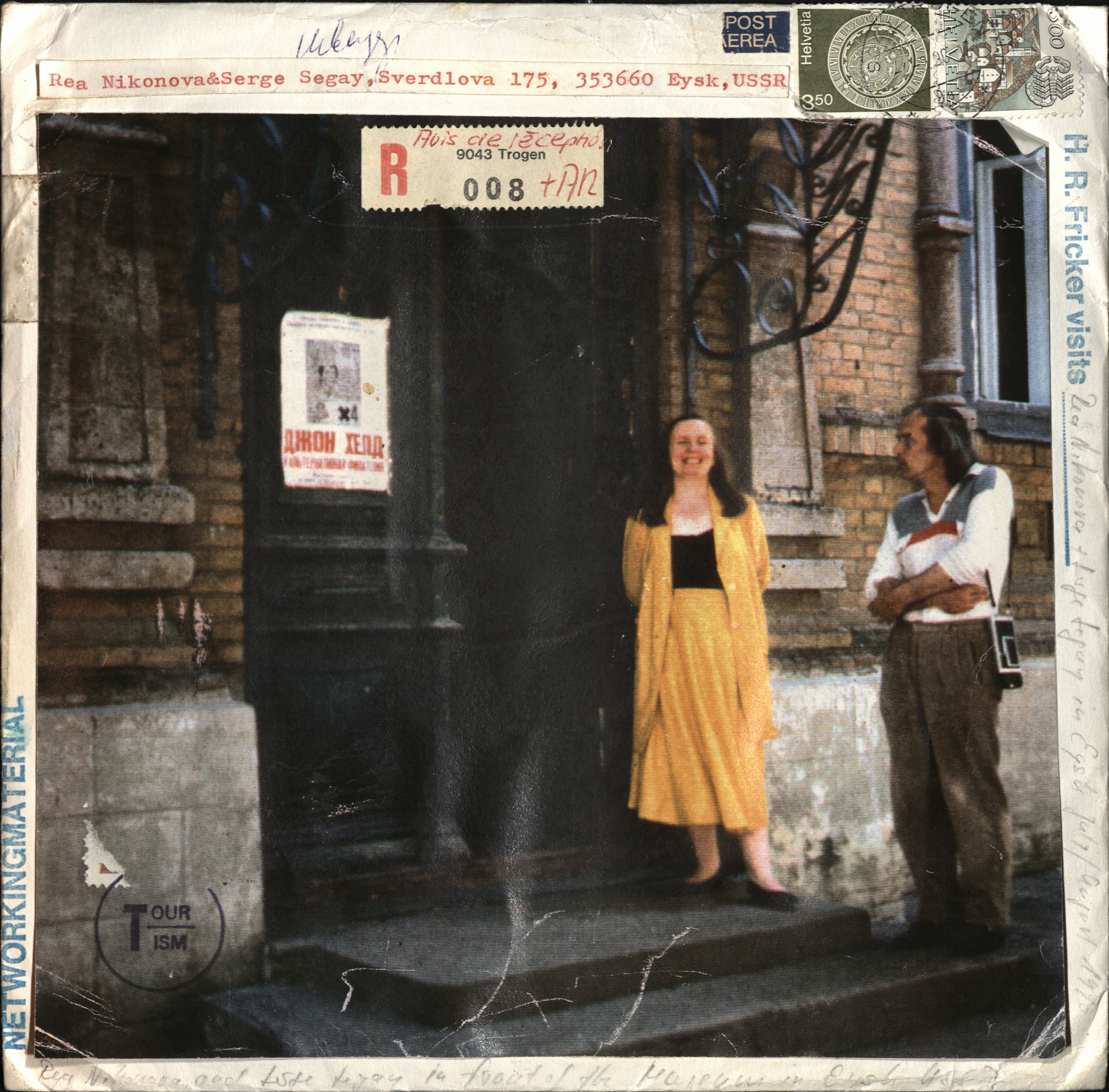 Ганс-Руди Фрикер. Мейл-арт-отправление. В оформлении конверта использована фотография Ры Никоновой и Сергея Сигея в Ейске. 1990. Фонд Ры Никоновой и Сергея Сигея, архив Музея современного искусства «Гараж»