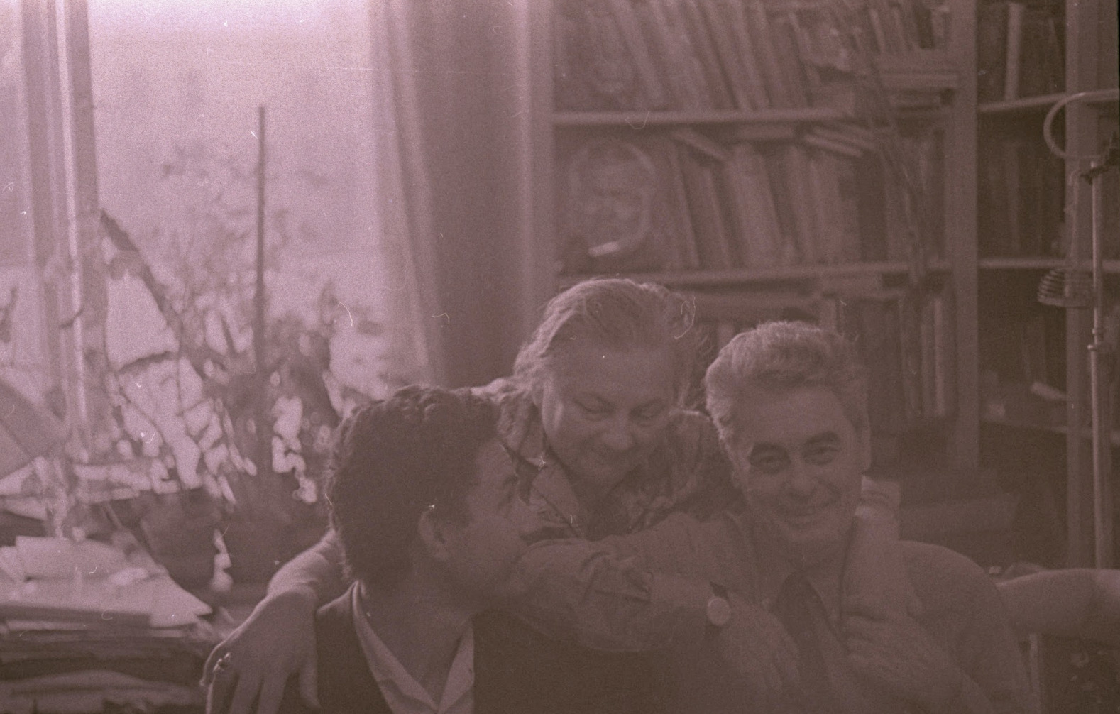 Неизвестный, Пера Аташева и Йорис Ивенс. 1960-е. Предоставлено Натальей Рябчиковой