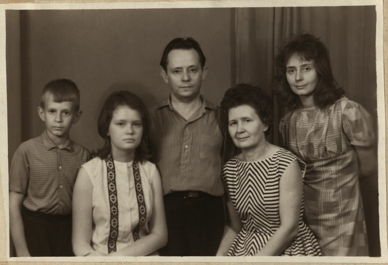 Михаил Таршис, Надежда Таршис, Александр Таршис, Надежда Кваша (Калинцева), Анна Таршис (Ры Никонова). Свердловск. 1960-е. Предоставлено Надеждой Таршис