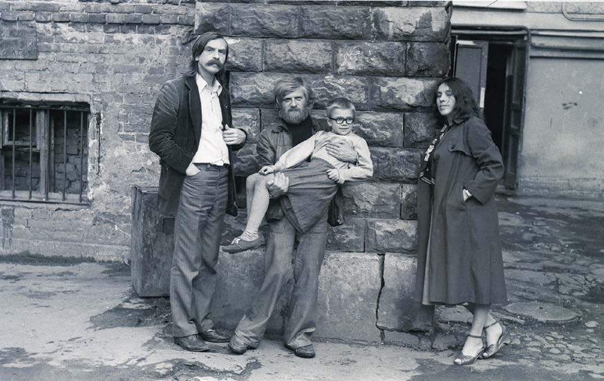 Владимир Эрль, А. Ник с неизвестной девочкой, Софья Горбунова. Начало 1980-х. Фото: Виктор Немтинов. Предоставлено Петром Казарновским