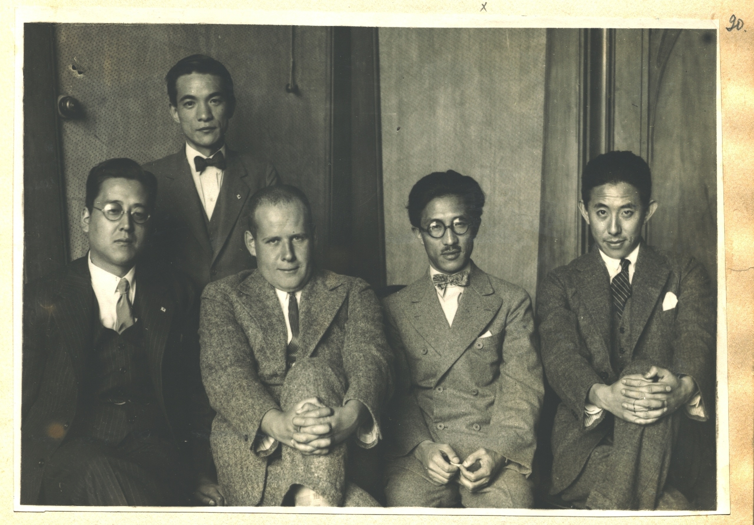 Слева направо: директор кинокомпании &laquo;Сётику&raquo; Сиро Кидо, оператор Таро Сасаки, режиссеры Сергей Эйзенштейн и Тэйноскэ Кинугаса, актер Мита Эйдзи (Асари) в гостях у Всесоюзного общества культурной связи с заграницей (ВОКС). 1928  Российский государственный архив литературы и искусства (РГАЛИ)