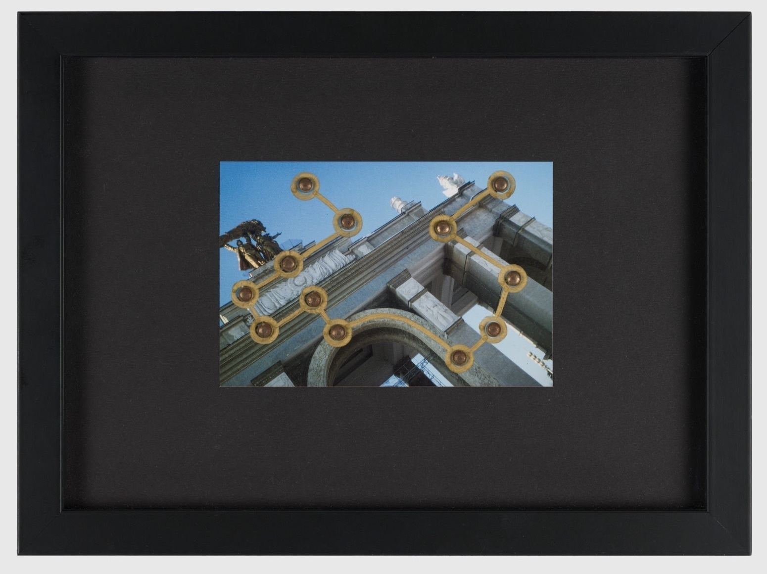 Андрей Монастырский. Центральный вход ВДНХ. Из&nbsp;серии &laquo;Золотые линии&raquo;. 2006. Собрание семьи Иосифа Бакштейна. Предоставлено Е.К.АртБюро