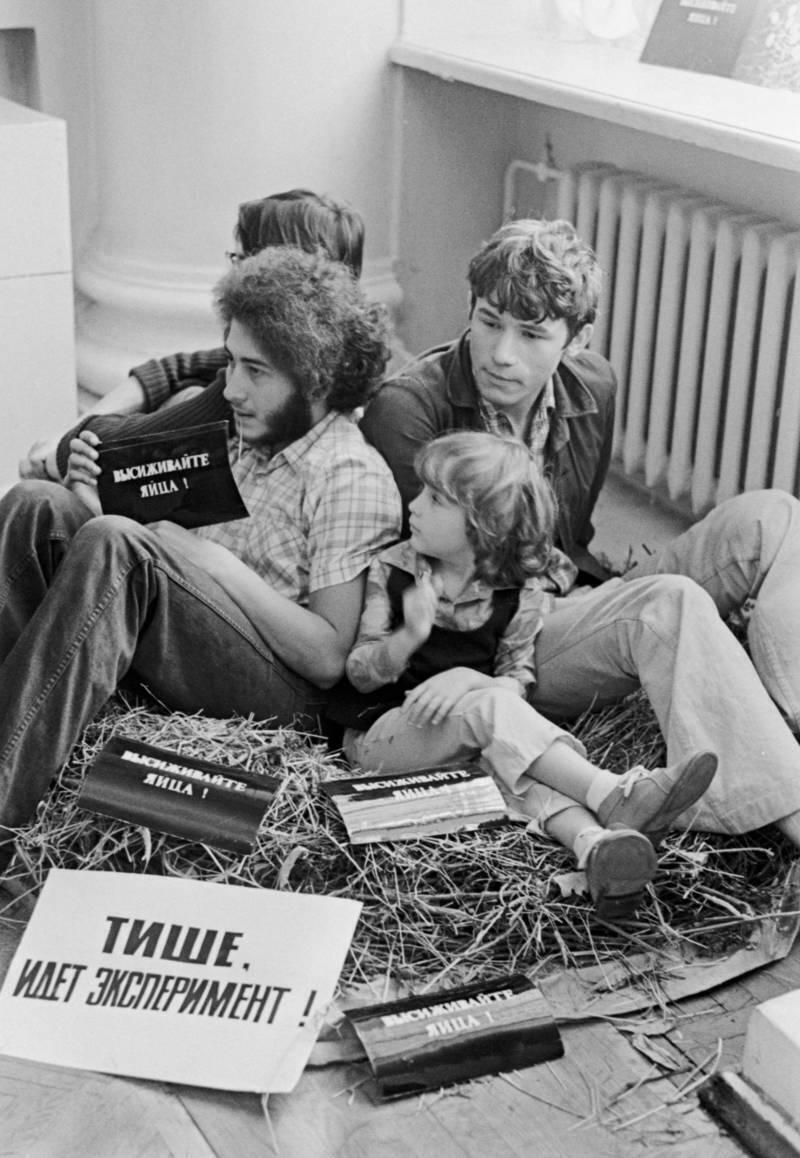 The action&nbsp;Hatching&nbsp;Spirit&nbsp;at&nbsp;the preview of&nbsp;the Exhibition of&nbsp;Works by&nbsp;Moscow Artists at&nbsp;the House of&nbsp;Culture Pavilion (VDNKh), 1975. Photo: Igor Palmin. Garage Archive Collection (Igor Palmin archive), Moscow