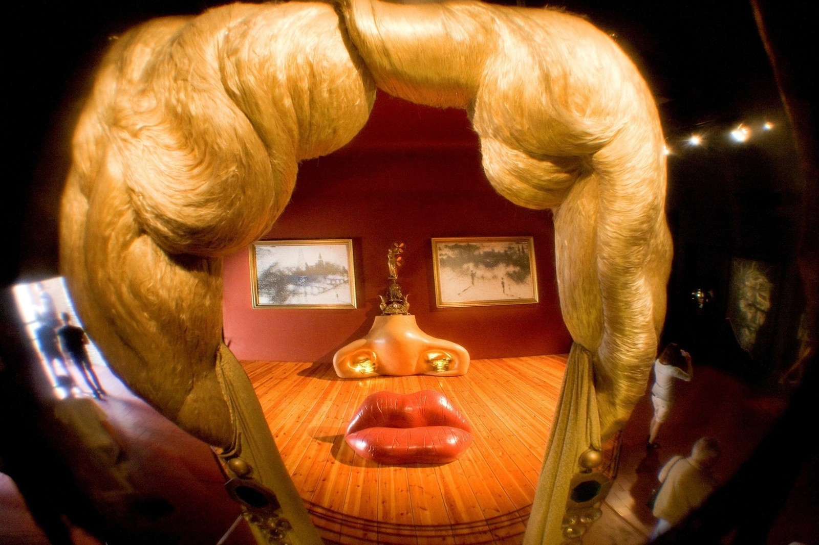Dal&iacute; Theatre-Museum. Mae West room based on Dal&iacute;'s 1934-1935 work "Face of Mae West Which May Be Used as an Apartment"