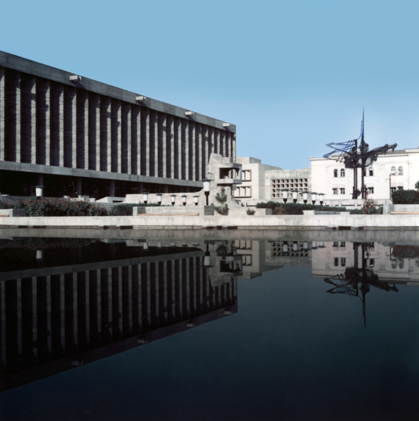 Karl Marx Library (Ashgabat, Turkmenistan) Architects: Abdullah Akhmedov, Boris Shpak, Vladimir Alekseyev 1960-1975 Sculptor: Vadim Kosmatschof (1975) Archive Kosmatschof